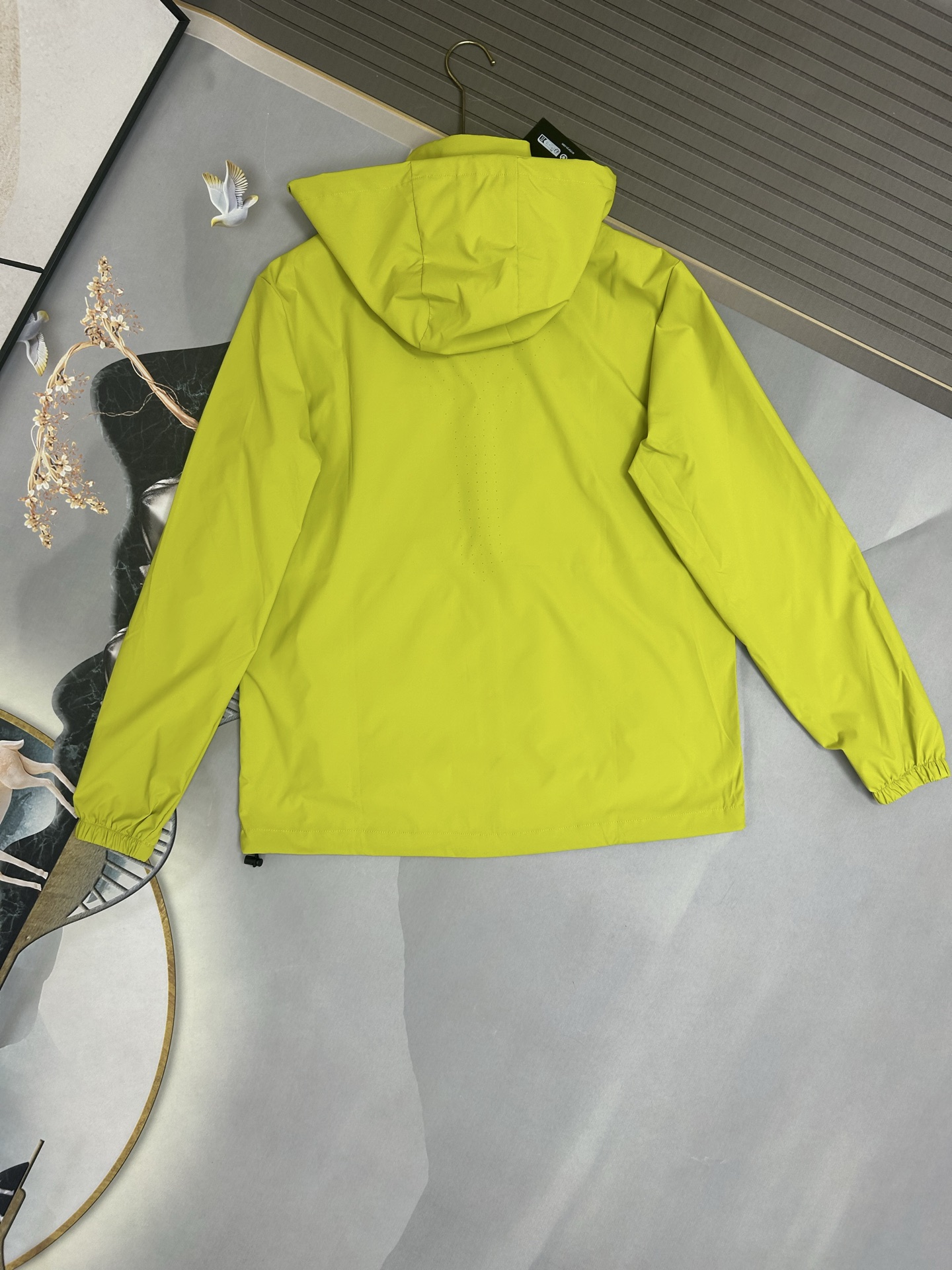🛒购物价：173💰[原标包装吊牌.户外必备单品新款发售]ARCTERYX 始祖鸟春夏25s爆款冰丝薄款防晒服速干男女宽松可脱卸连帽皮肤衣户外运动连帽防晒衣上新，upf值100+，冰丝面料 冰霜降温衣，一件多穿，早晚薄外套 防晒隔离衣,帽子可以拆卸成立领设计，面料是网格十字编织的技术，可以快速散热透气，外空气和肌肤产生的热气循环🔁，适应多种湿度，温度的天气!上身效果就像敷面膜 触感冰凉爽快，科技功能面料，可以在夏日高温的环境下快速🔜降低体温， 提升舒适度，防晒保护紫外线的阻隔率高达百分之99 ，专业实测 预防晒黑嗮伤衣服剪裁是弧线型设计 ，显肩窄显瘦，腋下前后全侧透气孔  不闷热，口袋带拉链防丢安全 ，全身有3出36反光条设计，夜跑 钓鱼鱼自带安全感宽松版型休闲宽松  ，不挑人不挑身形 闭眼入 
尺码：M-5xl
颜色：黑色  卡其  慕云灰  荧光绿  橘红







