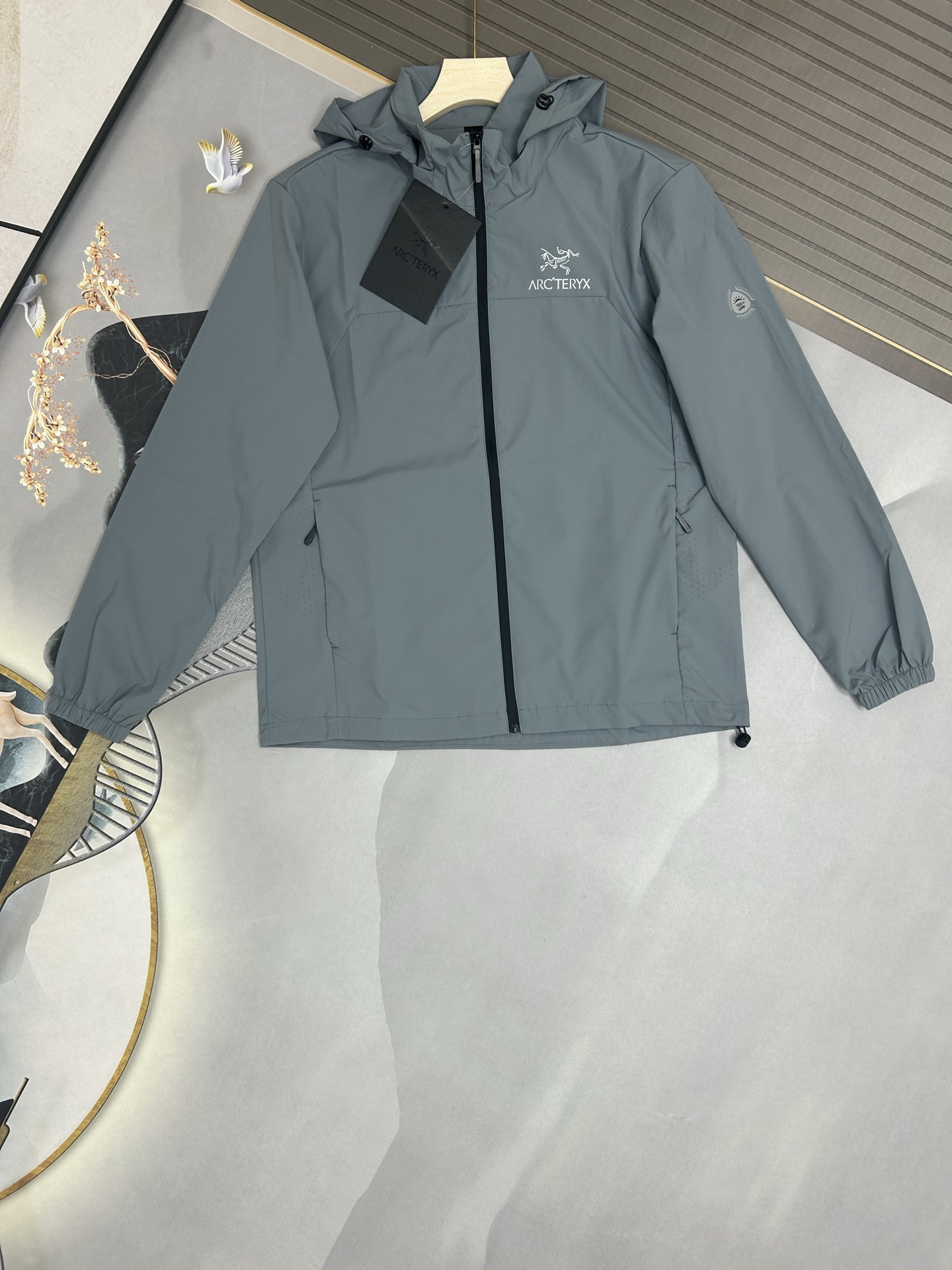 🛒购物价：173💰[原标包装吊牌.户外必备单品新款发售]ARCTERYX 始祖鸟春夏25s爆款冰丝薄款防晒服速干男女宽松可脱卸连帽皮肤衣户外运动连帽防晒衣上新，upf值100+，冰丝面料 冰霜降温衣，一件多穿，早晚薄外套 防晒隔离衣,帽子可以拆卸成立领设计，面料是网格十字编织的技术，可以快速散热透气，外空气和肌肤产生的热气循环🔁，适应多种湿度，温度的天气!上身效果就像敷面膜 触感冰凉爽快，科技功能面料，可以在夏日高温的环境下快速🔜降低体温， 提升舒适度，防晒保护紫外线的阻隔率高达百分之99 ，专业实测 预防晒黑嗮伤衣服剪裁是弧线型设计 ，显肩窄显瘦，腋下前后全侧透气孔  不闷热，口袋带拉链防丢安全 ，全身有3出36反光条设计，夜跑 钓鱼鱼自带安全感宽松版型休闲宽松  ，不挑人不挑身形 闭眼入 
尺码：M-5xl
颜色：黑色  卡其  慕云灰  荧光绿  橘红






