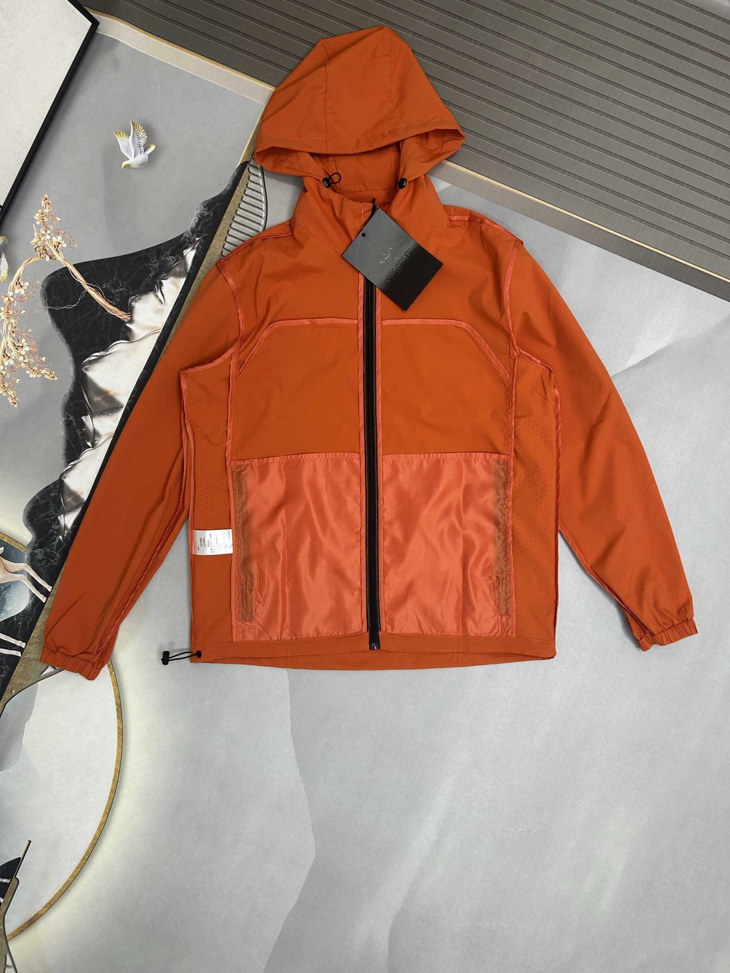 🛒购物价：173💰[原标包装吊牌.户外必备单品新款发售]ARCTERYX 始祖鸟春夏25s爆款冰丝薄款防晒服速干男女宽松可脱卸连帽皮肤衣户外运动连帽防晒衣上新，upf值100+，冰丝面料 冰霜降温衣，一件多穿，早晚薄外套 防晒隔离衣,帽子可以拆卸成立领设计，面料是网格十字编织的技术，可以快速散热透气，外空气和肌肤产生的热气循环🔁，适应多种湿度，温度的天气!上身效果就像敷面膜 触感冰凉爽快，科技功能面料，可以在夏日高温的环境下快速🔜降低体温， 提升舒适度，防晒保护紫外线的阻隔率高达百分之99 ，专业实测 预防晒黑嗮伤衣服剪裁是弧线型设计 ，显肩窄显瘦，腋下前后全侧透气孔  不闷热，口袋带拉链防丢安全 ，全身有3出36反光条设计，夜跑 钓鱼鱼自带安全感宽松版型休闲宽松  ，不挑人不挑身形 闭眼入 
尺码：M-5xl
颜色：黑色  卡其  慕云灰  荧光绿  橘红






