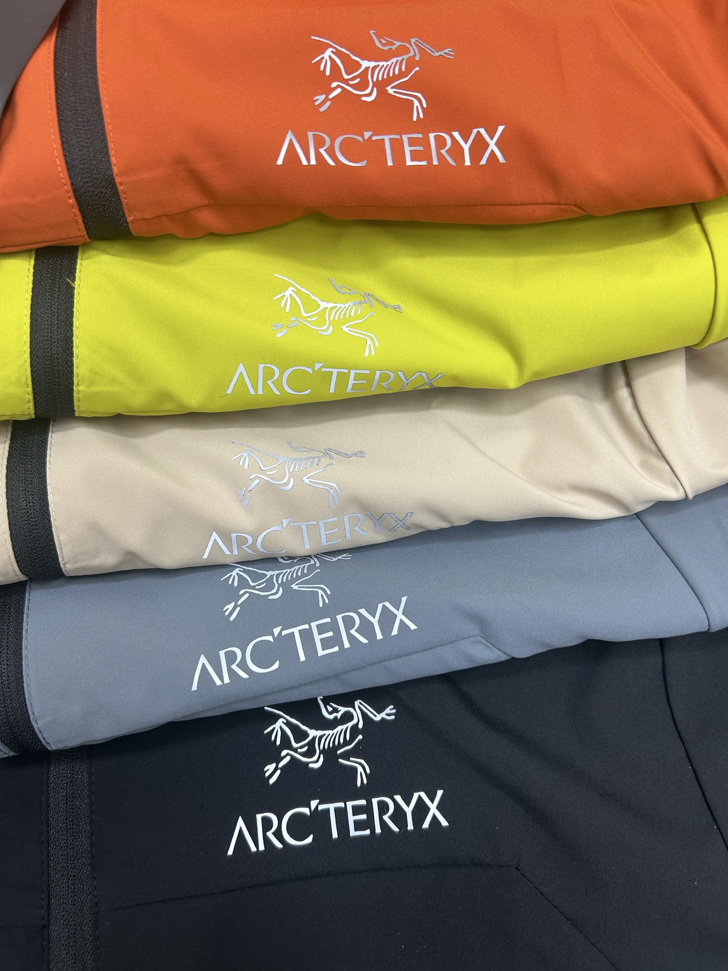 🛒购物价：173💰[原标包装吊牌.户外必备单品新款发售]ARCTERYX 始祖鸟春夏25s爆款冰丝薄款防晒服速干男女宽松可脱卸连帽皮肤衣户外运动连帽防晒衣上新，upf值100+，冰丝面料 冰霜降温衣，一件多穿，早晚薄外套 防晒隔离衣,帽子可以拆卸成立领设计，面料是网格十字编织的技术，可以快速散热透气，外空气和肌肤产生的热气循环🔁，适应多种湿度，温度的天气!上身效果就像敷面膜 触感冰凉爽快，科技功能面料，可以在夏日高温的环境下快速🔜降低体温， 提升舒适度，防晒保护紫外线的阻隔率高达百分之99 ，专业实测 预防晒黑嗮伤衣服剪裁是弧线型设计 ，显肩窄显瘦，腋下前后全侧透气孔  不闷热，口袋带拉链防丢安全 ，全身有3出36反光条设计，夜跑 钓鱼鱼自带安全感宽松版型休闲宽松  ，不挑人不挑身形 闭眼入 
尺码：M-5xl
颜色：黑色  卡其  慕云灰  荧光绿  橘红







