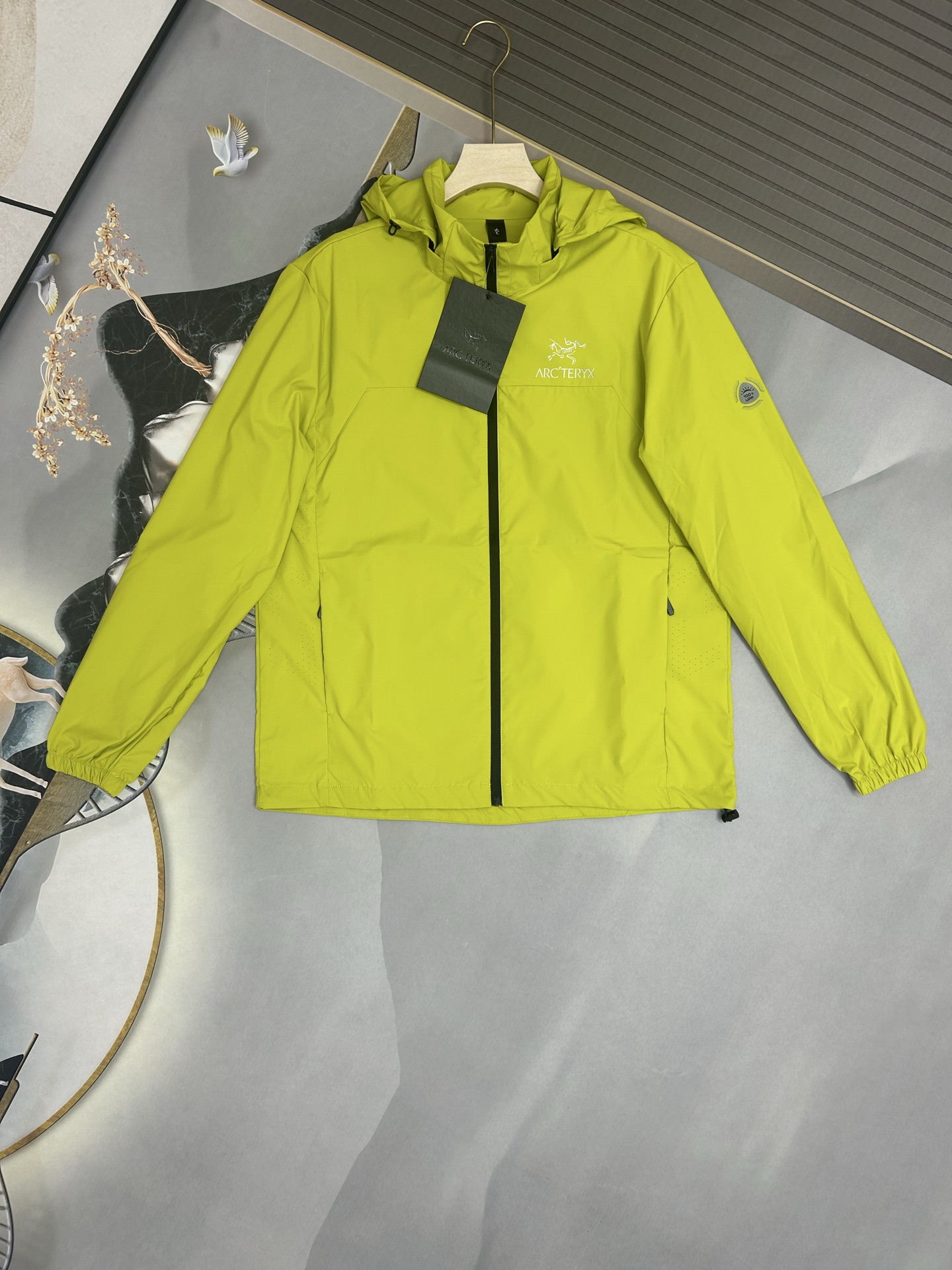 🛒购物价：173💰[原标包装吊牌.户外必备单品新款发售]ARCTERYX 始祖鸟春夏25s爆款冰丝薄款防晒服速干男女宽松可脱卸连帽皮肤衣户外运动连帽防晒衣上新，upf值100+，冰丝面料 冰霜降温衣，一件多穿，早晚薄外套 防晒隔离衣,帽子可以拆卸成立领设计，面料是网格十字编织的技术，可以快速散热透气，外空气和肌肤产生的热气循环🔁，适应多种湿度，温度的天气!上身效果就像敷面膜 触感冰凉爽快，科技功能面料，可以在夏日高温的环境下快速🔜降低体温， 提升舒适度，防晒保护紫外线的阻隔率高达百分之99 ，专业实测 预防晒黑嗮伤衣服剪裁是弧线型设计 ，显肩窄显瘦，腋下前后全侧透气孔  不闷热，口袋带拉链防丢安全 ，全身有3出36反光条设计，夜跑 钓鱼鱼自带安全感宽松版型休闲宽松  ，不挑人不挑身形 闭眼入 
尺码：M-5xl
颜色：黑色  卡其  慕云灰  荧光绿  橘红






