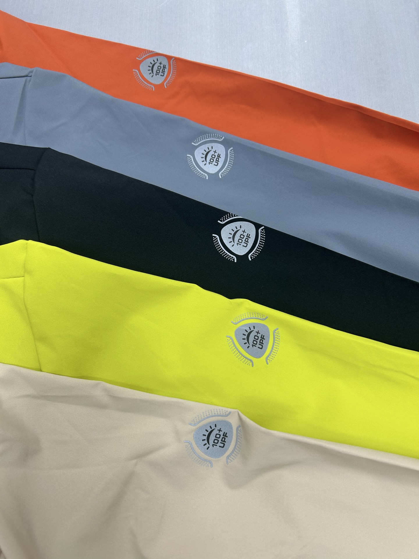 🛒购物价：173💰[原标包装吊牌.户外必备单品新款发售]ARCTERYX 始祖鸟春夏25s爆款冰丝薄款防晒服速干男女宽松可脱卸连帽皮肤衣户外运动连帽防晒衣上新，upf值100+，冰丝面料 冰霜降温衣，一件多穿，早晚薄外套 防晒隔离衣,帽子可以拆卸成立领设计，面料是网格十字编织的技术，可以快速散热透气，外空气和肌肤产生的热气循环🔁，适应多种湿度，温度的天气!上身效果就像敷面膜 触感冰凉爽快，科技功能面料，可以在夏日高温的环境下快速🔜降低体温， 提升舒适度，防晒保护紫外线的阻隔率高达百分之99 ，专业实测 预防晒黑嗮伤衣服剪裁是弧线型设计 ，显肩窄显瘦，腋下前后全侧透气孔  不闷热，口袋带拉链防丢安全 ，全身有3出36反光条设计，夜跑 钓鱼鱼自带安全感宽松版型休闲宽松  ，不挑人不挑身形 闭眼入 
尺码：M-5xl
颜色：黑色  卡其  慕云灰  荧光绿  橘红







