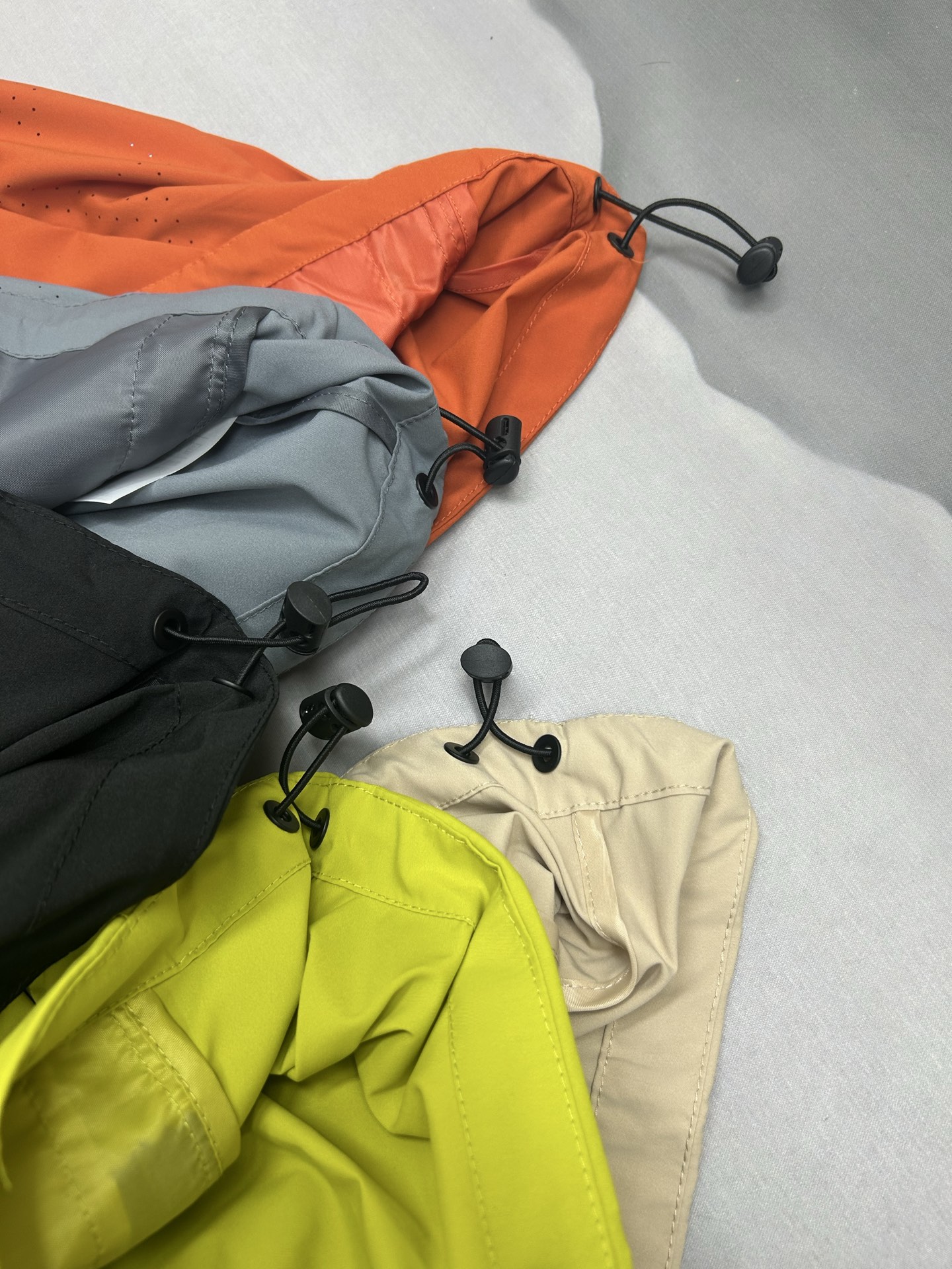 🛒购物价：173💰[原标包装吊牌.户外必备单品新款发售]ARCTERYX 始祖鸟春夏25s爆款冰丝薄款防晒服速干男女宽松可脱卸连帽皮肤衣户外运动连帽防晒衣上新，upf值100+，冰丝面料 冰霜降温衣，一件多穿，早晚薄外套 防晒隔离衣,帽子可以拆卸成立领设计，面料是网格十字编织的技术，可以快速散热透气，外空气和肌肤产生的热气循环🔁，适应多种湿度，温度的天气!上身效果就像敷面膜 触感冰凉爽快，科技功能面料，可以在夏日高温的环境下快速🔜降低体温， 提升舒适度，防晒保护紫外线的阻隔率高达百分之99 ，专业实测 预防晒黑嗮伤衣服剪裁是弧线型设计 ，显肩窄显瘦，腋下前后全侧透气孔  不闷热，口袋带拉链防丢安全 ，全身有3出36反光条设计，夜跑 钓鱼鱼自带安全感宽松版型休闲宽松  ，不挑人不挑身形 闭眼入 
尺码：M-5xl
颜色：黑色  卡其  慕云灰  荧光绿  橘红







