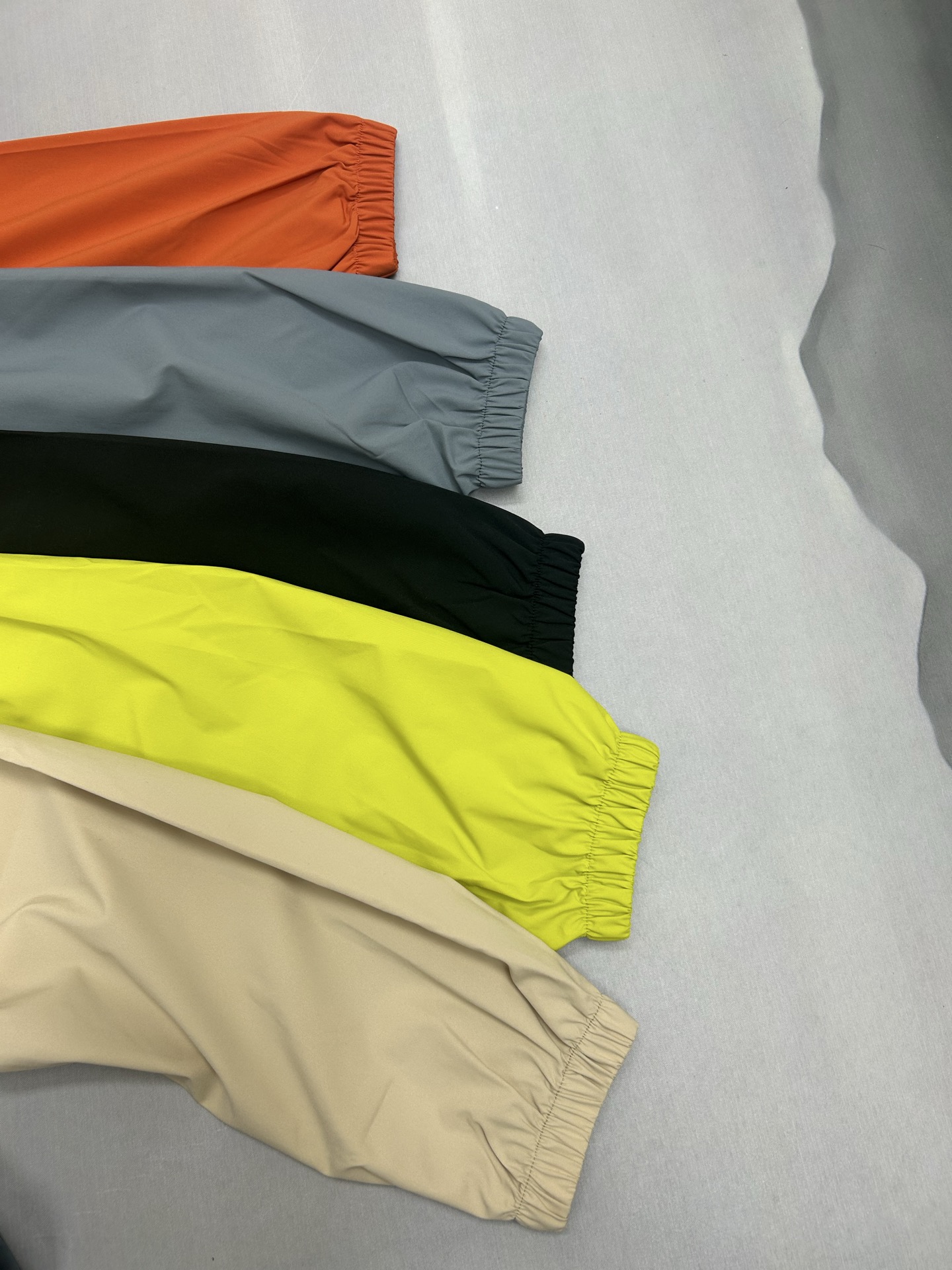 🛒购物价：173💰[原标包装吊牌.户外必备单品新款发售]ARCTERYX 始祖鸟春夏25s爆款冰丝薄款防晒服速干男女宽松可脱卸连帽皮肤衣户外运动连帽防晒衣上新，upf值100+，冰丝面料 冰霜降温衣，一件多穿，早晚薄外套 防晒隔离衣,帽子可以拆卸成立领设计，面料是网格十字编织的技术，可以快速散热透气，外空气和肌肤产生的热气循环🔁，适应多种湿度，温度的天气!上身效果就像敷面膜 触感冰凉爽快，科技功能面料，可以在夏日高温的环境下快速🔜降低体温， 提升舒适度，防晒保护紫外线的阻隔率高达百分之99 ，专业实测 预防晒黑嗮伤衣服剪裁是弧线型设计 ，显肩窄显瘦，腋下前后全侧透气孔  不闷热，口袋带拉链防丢安全 ，全身有3出36反光条设计，夜跑 钓鱼鱼自带安全感宽松版型休闲宽松  ，不挑人不挑身形 闭眼入 
尺码：M-5xl
颜色：黑色  卡其  慕云灰  荧光绿  橘红






