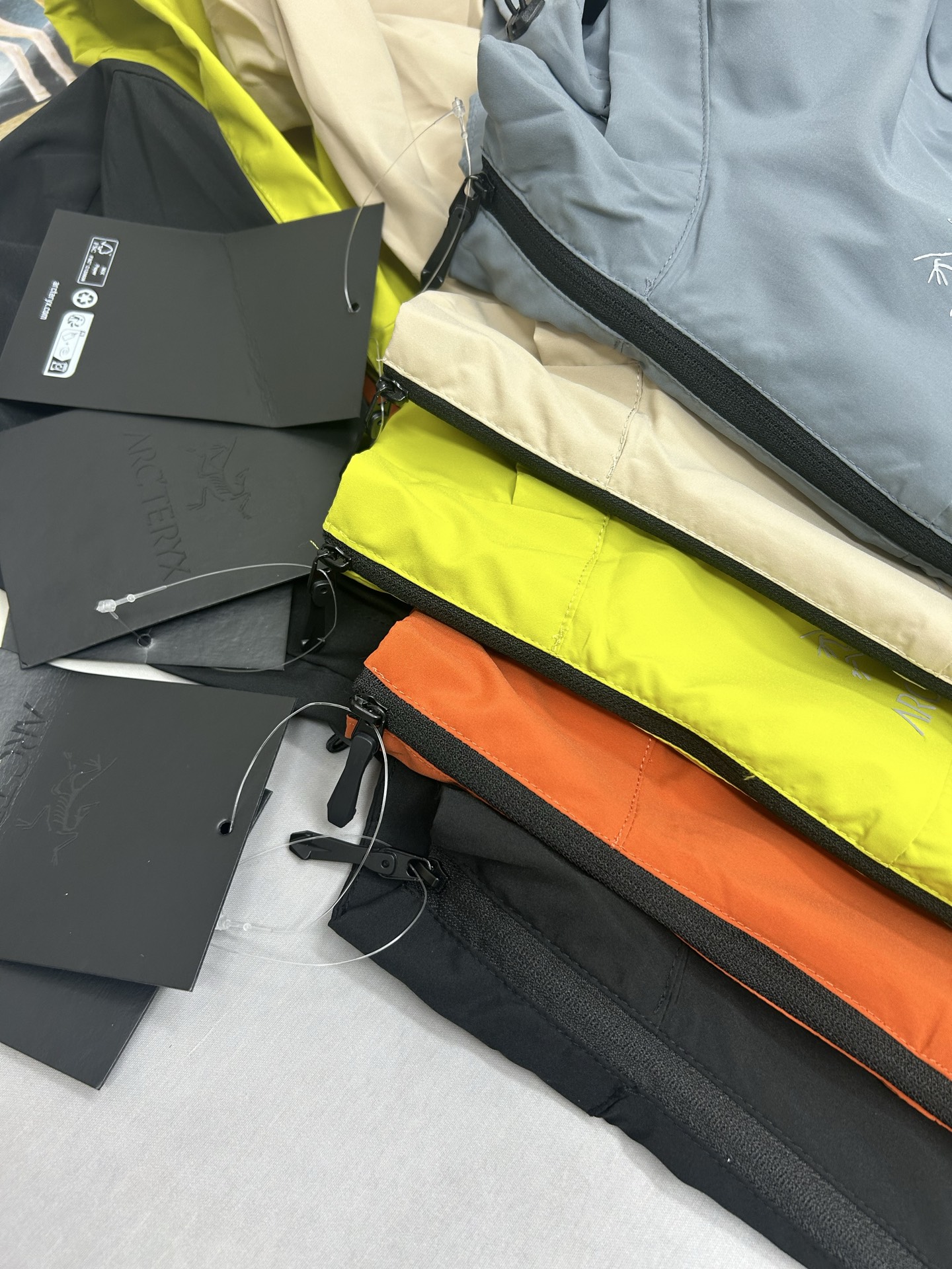 🛒购物价：173💰[原标包装吊牌.户外必备单品新款发售]ARCTERYX 始祖鸟春夏25s爆款冰丝薄款防晒服速干男女宽松可脱卸连帽皮肤衣户外运动连帽防晒衣上新，upf值100+，冰丝面料 冰霜降温衣，一件多穿，早晚薄外套 防晒隔离衣,帽子可以拆卸成立领设计，面料是网格十字编织的技术，可以快速散热透气，外空气和肌肤产生的热气循环🔁，适应多种湿度，温度的天气!上身效果就像敷面膜 触感冰凉爽快，科技功能面料，可以在夏日高温的环境下快速🔜降低体温， 提升舒适度，防晒保护紫外线的阻隔率高达百分之99 ，专业实测 预防晒黑嗮伤衣服剪裁是弧线型设计 ，显肩窄显瘦，腋下前后全侧透气孔  不闷热，口袋带拉链防丢安全 ，全身有3出36反光条设计，夜跑 钓鱼鱼自带安全感宽松版型休闲宽松  ，不挑人不挑身形 闭眼入 
尺码：M-5xl
颜色：黑色  卡其  慕云灰  荧光绿  橘红






