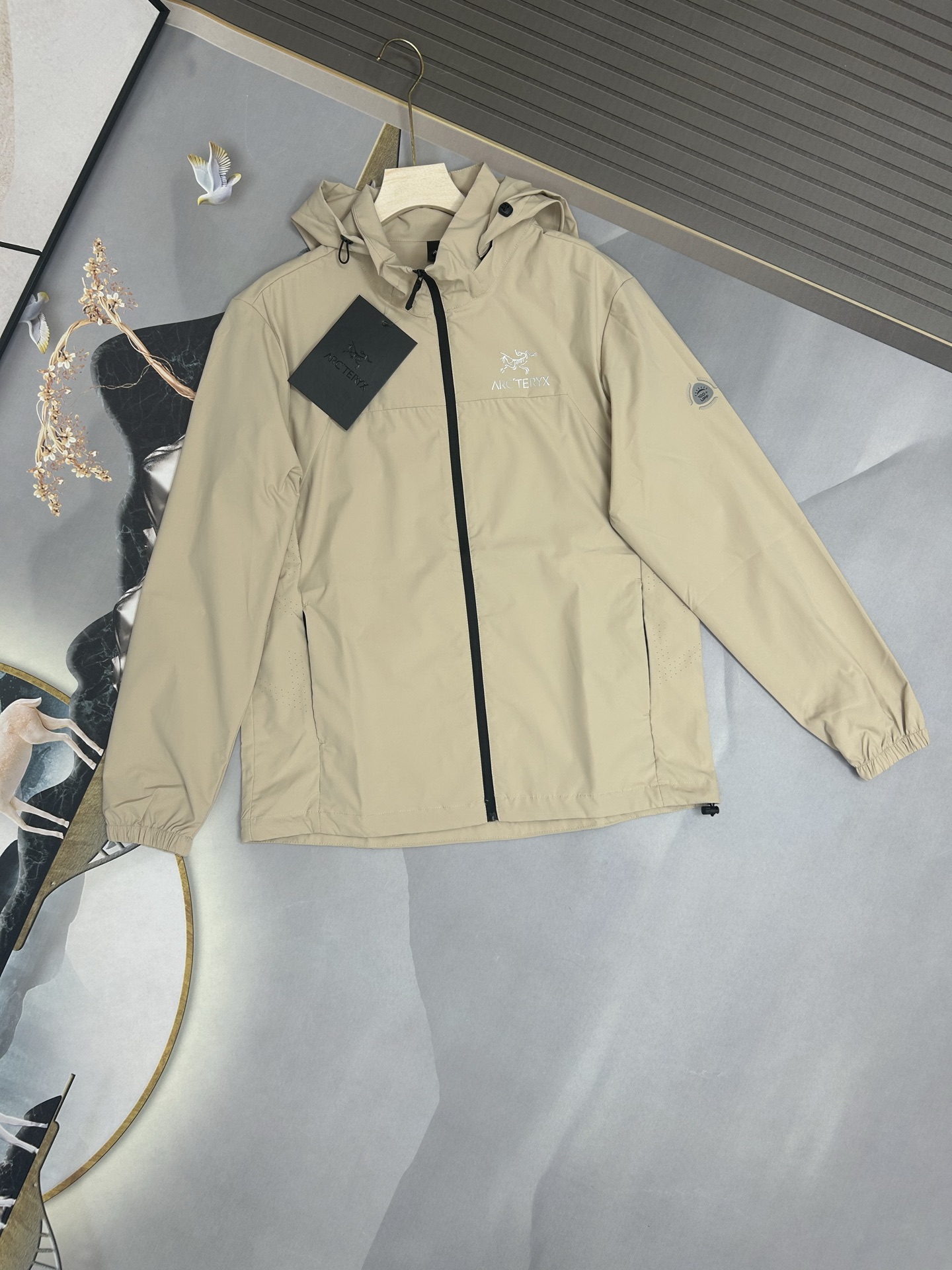 🛒购物价：173💰[原标包装吊牌.户外必备单品新款发售]ARCTERYX 始祖鸟春夏25s爆款冰丝薄款防晒服速干男女宽松可脱卸连帽皮肤衣户外运动连帽防晒衣上新，upf值100+，冰丝面料 冰霜降温衣，一件多穿，早晚薄外套 防晒隔离衣,帽子可以拆卸成立领设计，面料是网格十字编织的技术，可以快速散热透气，外空气和肌肤产生的热气循环🔁，适应多种湿度，温度的天气!上身效果就像敷面膜 触感冰凉爽快，科技功能面料，可以在夏日高温的环境下快速🔜降低体温， 提升舒适度，防晒保护紫外线的阻隔率高达百分之99 ，专业实测 预防晒黑嗮伤衣服剪裁是弧线型设计 ，显肩窄显瘦，腋下前后全侧透气孔  不闷热，口袋带拉链防丢安全 ，全身有3出36反光条设计，夜跑 钓鱼鱼自带安全感宽松版型休闲宽松  ，不挑人不挑身形 闭眼入 
尺码：M-5xl
颜色：黑色  卡其  慕云灰  荧光绿  橘红






