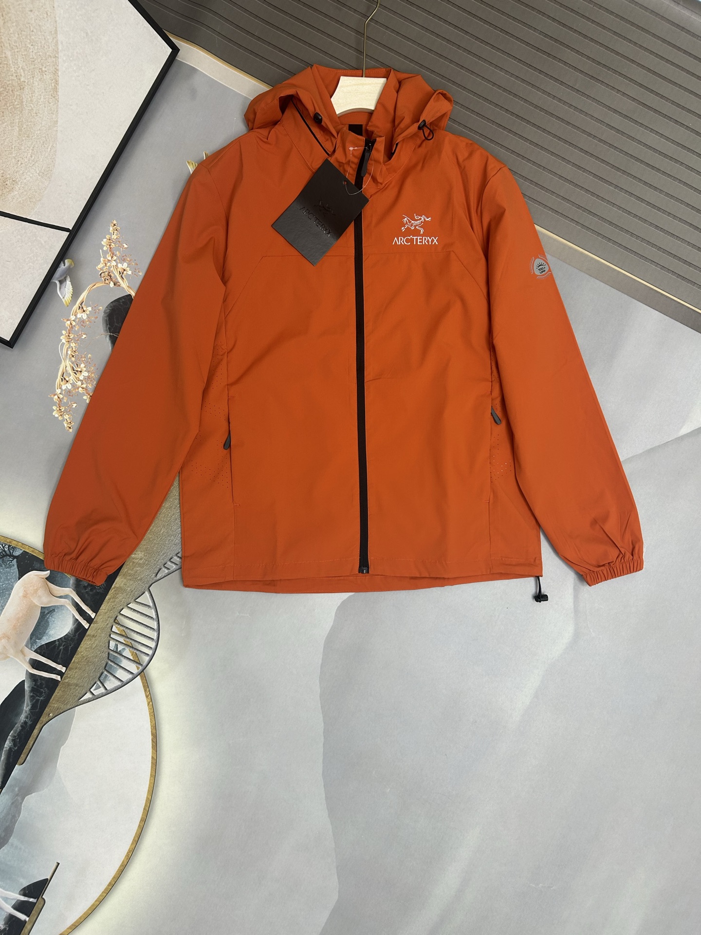 🛒购物价：173💰[原标包装吊牌.户外必备单品新款发售]ARCTERYX 始祖鸟春夏25s爆款冰丝薄款防晒服速干男女宽松可脱卸连帽皮肤衣户外运动连帽防晒衣上新，upf值100+，冰丝面料 冰霜降温衣，一件多穿，早晚薄外套 防晒隔离衣,帽子可以拆卸成立领设计，面料是网格十字编织的技术，可以快速散热透气，外空气和肌肤产生的热气循环🔁，适应多种湿度，温度的天气!上身效果就像敷面膜 触感冰凉爽快，科技功能面料，可以在夏日高温的环境下快速🔜降低体温， 提升舒适度，防晒保护紫外线的阻隔率高达百分之99 ，专业实测 预防晒黑嗮伤衣服剪裁是弧线型设计 ，显肩窄显瘦，腋下前后全侧透气孔  不闷热，口袋带拉链防丢安全 ，全身有3出36反光条设计，夜跑 钓鱼鱼自带安全感宽松版型休闲宽松  ，不挑人不挑身形 闭眼入 
尺码：M-5xl
颜色：黑色  卡其  慕云灰  荧光绿  橘红






