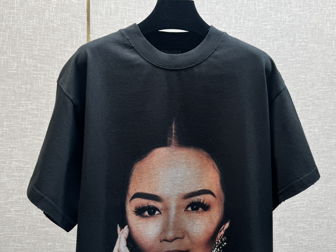 Balenciagaa Autumn Show Oversized Graphic Print Cotton Blend T-Shirt 4 i1739383516 962 2
