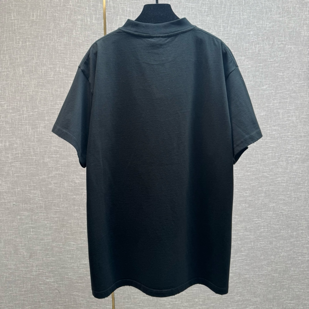 Balenciagaa Autumn Show Oversized Graphic Print Cotton Blend T-Shirt 8 i1739383517 7768 5