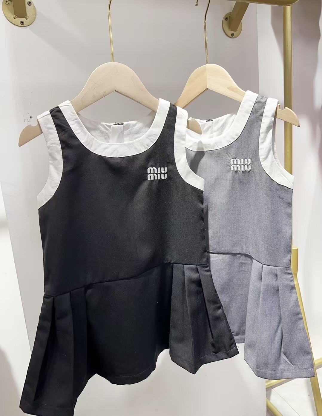 ❤️Sin menos precio de volumen @98 miu falda de tirantes gris plisada talla 100-110-120-130-140cm