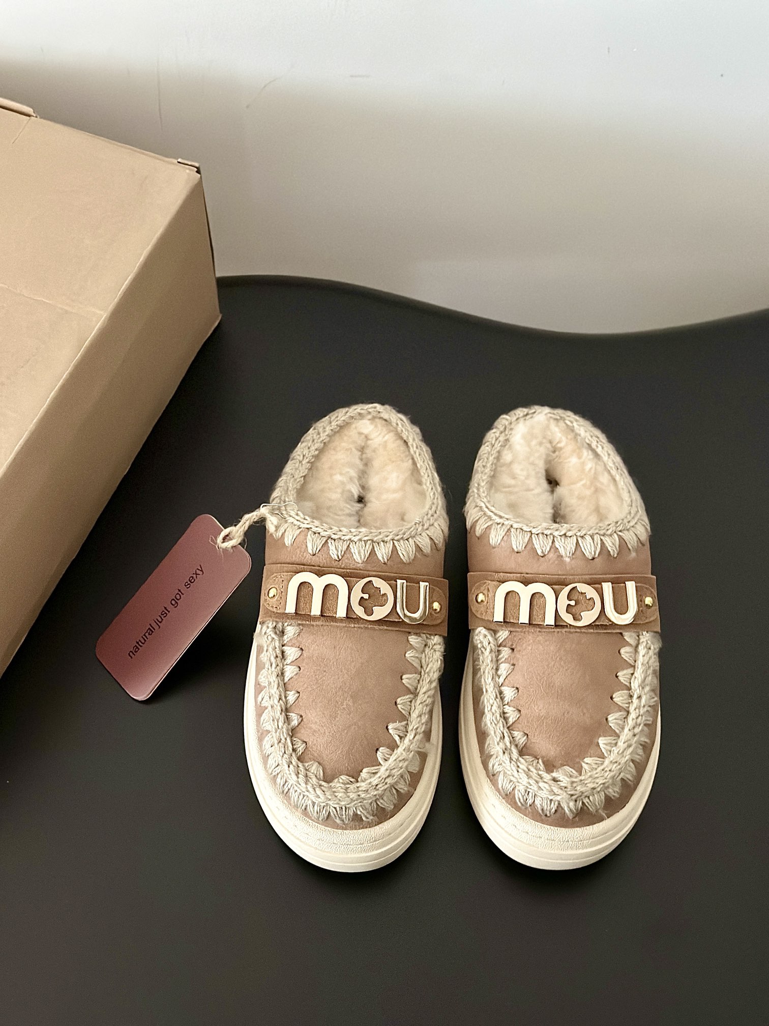 NO:668751,Purchasing agent mou autumn and winter new metal letter thick-soled sheepskin and wool integrated wool slippers. Purely handmade, heavy industry, ethnic style hand-made edging, sheepskin and wool integrated material lining, both functionality and matching style!  Original soft rubber sole Size 35-41 (40 41 customized, non-returnable), half-slip snow boots, boots, slippers, sheepskin19860909代购级mou秋冬新款金属字母厚底羊皮毛一体羊毛拖鞋 纯手工重工民族风手工衍边,羊皮毛一体材质内里,功能性与配搭格调兼备！原版软胶底 Size35-41（40 41 订做不退换）,半拖雪地靴,boots,slippers,sheepskin,Women's Shoes