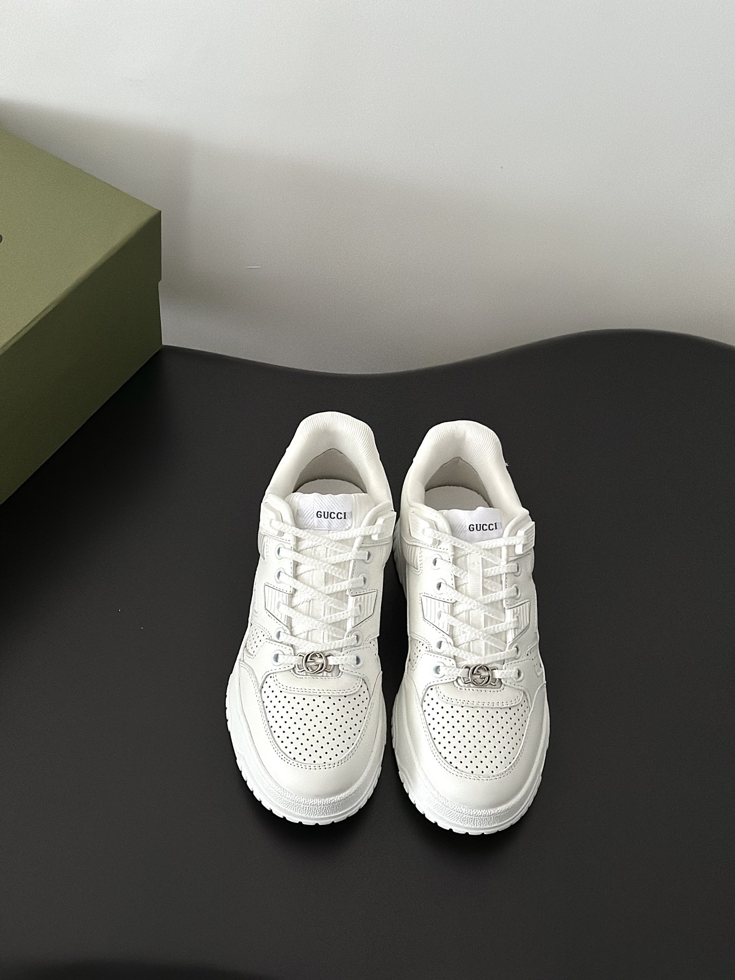 NO:235305,High-quality Gucc*Ancora 25-year spring and summer new couple white shoes. The upper is imported environmentally friendly cowhide/matched with classic presbyterian fabric. It is paired with bright red and green webbing tongue and cowhide. Original open mold TPU two-color outsole. Size35-45, casual shoes/sports shoes, gucci, sneakers, cowhide19860909高品质 Gucc*Ancora 25年春夏新款情侣款小白鞋 鞋面采用进口环保牛皮/搭配经典的老花面料 配上亮眼的红绿织带鞋舌,内里牛皮 原版开模TPU双色大底 Size35-45,休闲鞋/运动鞋,gucci,sneakers,cowhide,Women's Shoes