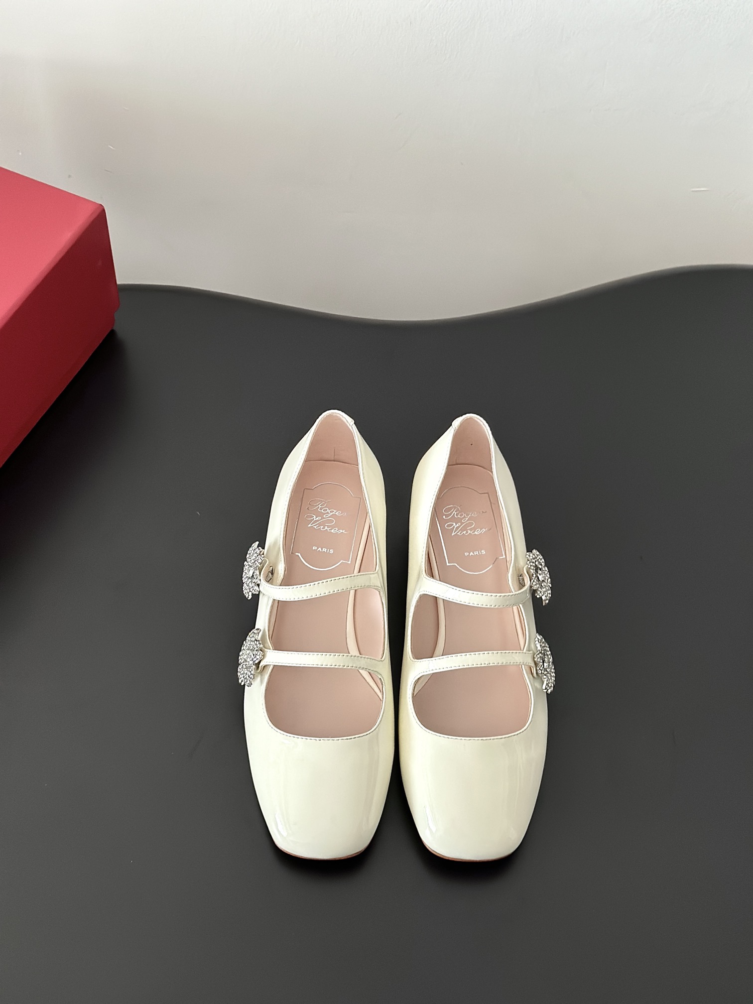 NO:235100,Roger vivie*25 new limited floral diamond buckle Mary Jane single shoes. The dream shoes of a rich daughter are undoubtedly expensive and eye-catching. The buckle is elastic and not picky. The delicate girls can close their eyes and try to rush. Original imported beef patent leather, imported lambskin inner foot pads, custom flower diamond buckle is exquisite and shining, Italian leather outsole Heel height 2.5cm Size35-39 (34.40 custom non-return and exchange), ballet shoes, roger vivier, mary jane, sheepskin, Leather soles19860909批 Roger vivie*25新款限定花卉钻扣玛丽珍单鞋 富家千金的梦中情鞋无疑,上脚就贵里贵气的好吸睛,搭扣有松紧不挑脚,精致女孩们闭眼冲吧 原版进口牛漆皮,进口小羊皮内里垫脚,定制花钻扣精致闪耀,意大利真皮大底 跟高2.5cm Size35-39（34.40定制不退换）,芭蕾舞鞋,roger vivier,mary jane,sheepskin,Leather soles,Women's Shoes