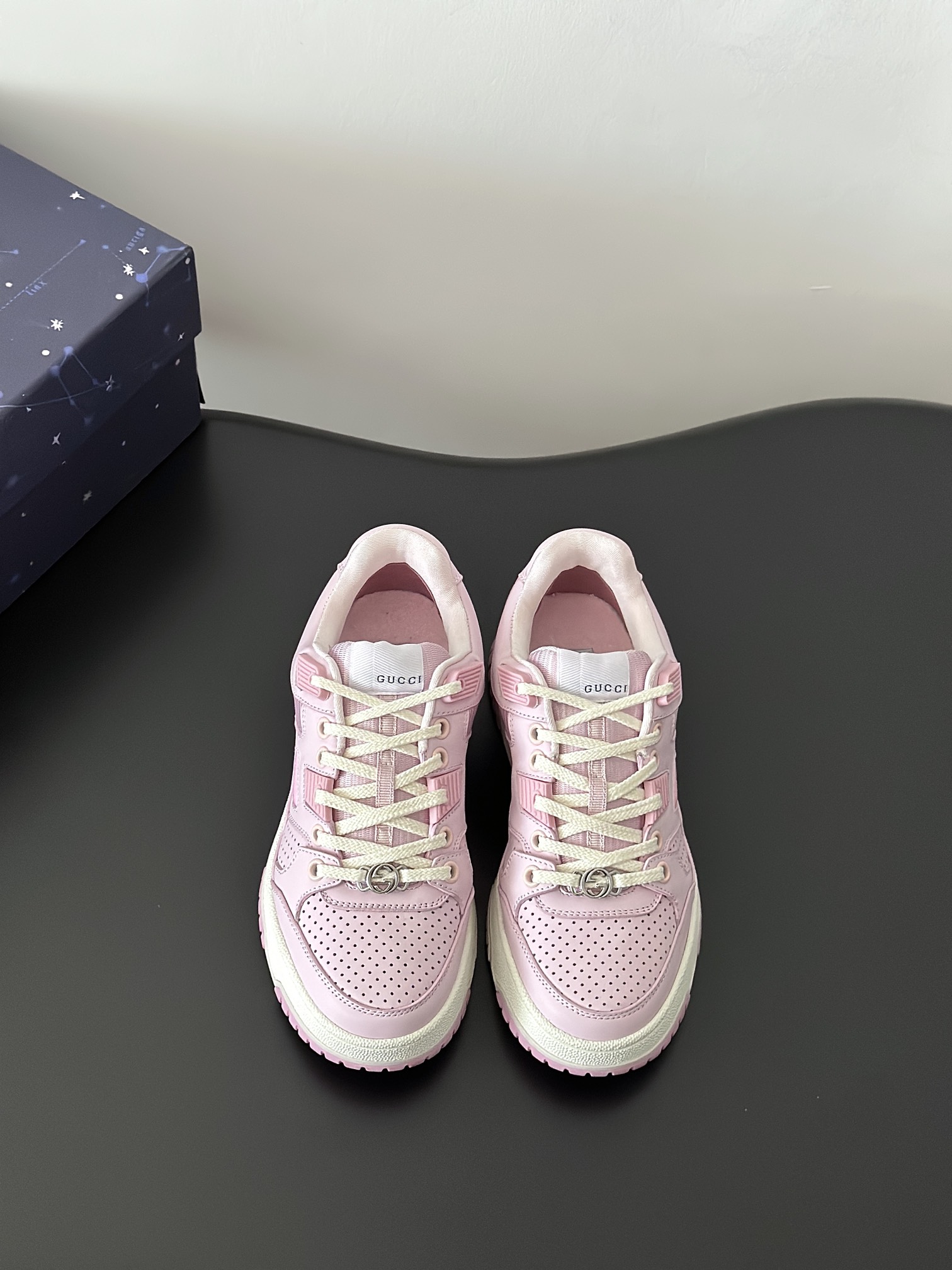 NO:235307,High-quality Gucc* new old sports shoes. This low-top sneaker adopts a basketball-style silhouette design, cleverly incorporates hollow pieces and old effects, showing unique ingenuity. The ingenuity integrates interlocking double C styling accessories and Gucc words and other brand logos. The upper uses original imported custom cowhide. The original consistent breathable net inner lining. TPU two-color large sole!  Sole thickness 4cm for women 35-40 matching aircraft box full set of packaging, casual shoes/sports shoes, gucci, sneakers, cowhide19860909高品质 Gucc*新款做旧运动鞋 这款低帮运动鞋采用篮球风格廓形设计,巧妙融入镂空拼片和做旧效果,尽显别样匠心.匠心融蕴互扣式双C造型配件和Gucc字样等品牌标识 鞋面采用原版进口定制牛皮 原版一致透气网内里.TPU双色大底！ 底厚4cm  女35-40 配套飞机盒 全套包装,休闲鞋/运动鞋,gucci,sneakers,cowhide,Women's Shoes