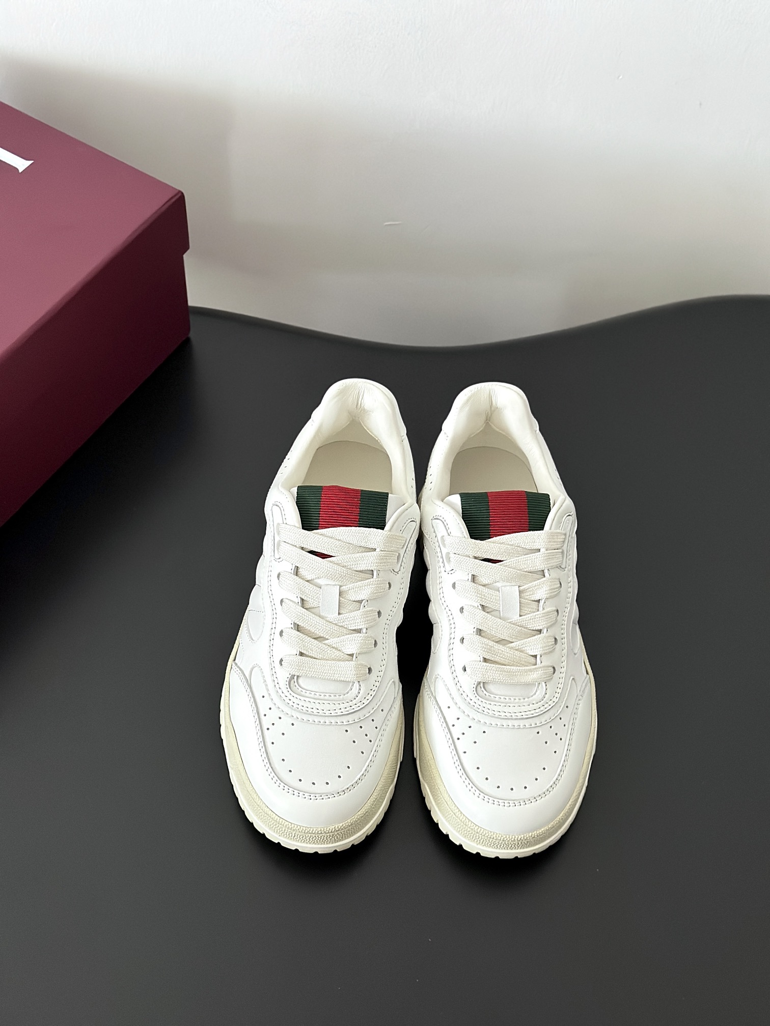 NO:165372,High quality Gucc*Re-Web spring and summer new couple white shoes. The upper is imported environmentally friendly cowhide/matched with classic presbyterian fabric. It is paired with bright red and green webbing tongue and cowhide. Original open mold TPU two-color outsole. Size35-45, casual shoes/sports shoes, gucci, sneakers, cowhide19860909高品质 Gucc*Re-Web春夏新款情侣款小白鞋 鞋面采用进口环保牛皮/搭配经典的老花面料 配上亮眼的红绿织带鞋舌,内里牛皮 原版开模TPU双色大底 Size35-45,休闲鞋/运动鞋,gucci,sneakers,cowhide,Women's Shoes