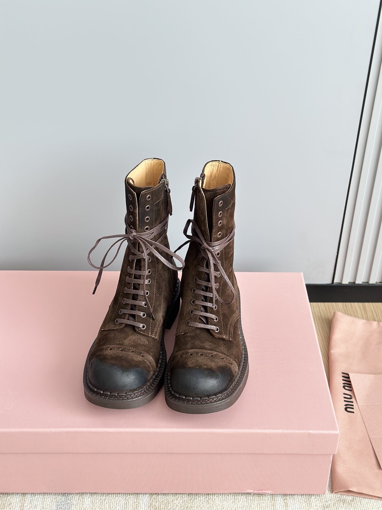 NO:478525,Leather back velvet upgraded version of Miumi*24 autumn and winter catwalk retro motorcycle boots, battle boots that can be honored for the year, full of punk style, can be both sweet and cool, the more you look, the cool and cool, the upper is made of original custom imported calfskin, sheepskin inner lining, old hardware fastener, private model TPU sole Size35-39 size (40 size can be customized without return), boots, miumiu, boots, cowhide, sheepskin19860909皮面反绒 升级版Miumi*24秋冬走秀款复古机车靴 年度可以封神的战靴 朋克风满满 既能当甜妹又能扮拽酷 越看越上头酷飒酷飒的 鞋面采用原版订制进口植糅小牛皮,羊皮内里,对版做旧五金扣件,私模TPU大底 Size35-39码（40码可订做不退换）,靴子,miumiu,boots,cowhide,sheepskin,Women's Shoes