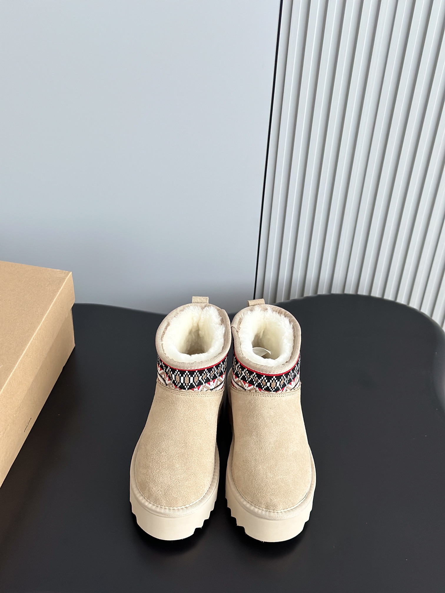 NO:559860,UGG Zhou Dongyu's same ethnic style snow boots, retro and fashionable, long legs, suitable for home office, indoor and outdoor, easy to put on and take off, exotic ~ ethnic style design, eye-catching, definitely worth buying ~ EVA foam thickening, light and highly elastic sunflower sole, heel height 4cm, size 35-40, snow boots, boots19860909UGG周冬雨同款民族风雪地靴, 复古又时髦,显腿长,居家办公,室内外皆可,设计穿脱方便,异域风情~民族风的设计,让人眼前一亮,绝对值得入手的一件哟～EVA发泡加厚轻盈高弹太阳花底 跟高4cm size35-40,雪地靴,boots,Women's Shoes