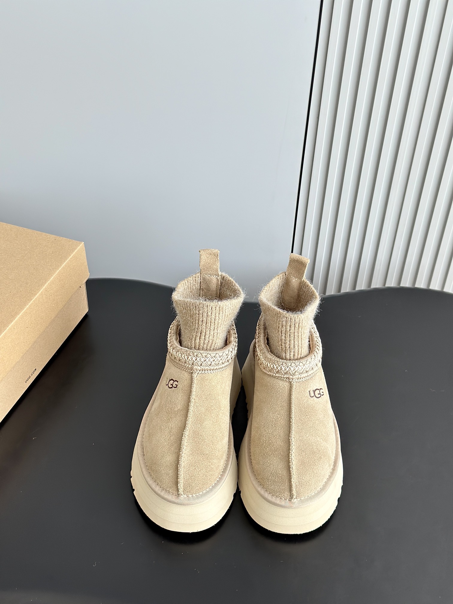 NO:559856,UGG's new sock snow boots are retro and fashionable, showing long legs, suitable for home and office use, both indoors and outdoors. The design is easy to put on and take off, and has an exotic style. The ethnic style design is eye-catching. It is definitely worth buying. Original sheepskin snow boots, EVA foam thickening, light and highly elastic sunflower sole. Heel height 4cm, size 35-41, snow boots, boots, sheepskin19860909UGG新款袜筒雪地靴 复古又时髦,显腿长,居家办公,室内外皆可,设计穿脱方便,异域风情~民族风的设计,让人眼前一亮,绝对值得入手的一件哟～ 原版羊皮毛一体雪地靴,EVA发泡加厚轻盈高弹太阳花底 跟高4cm size35-41,雪地靴,boots,sheepskin,Women's Shoes