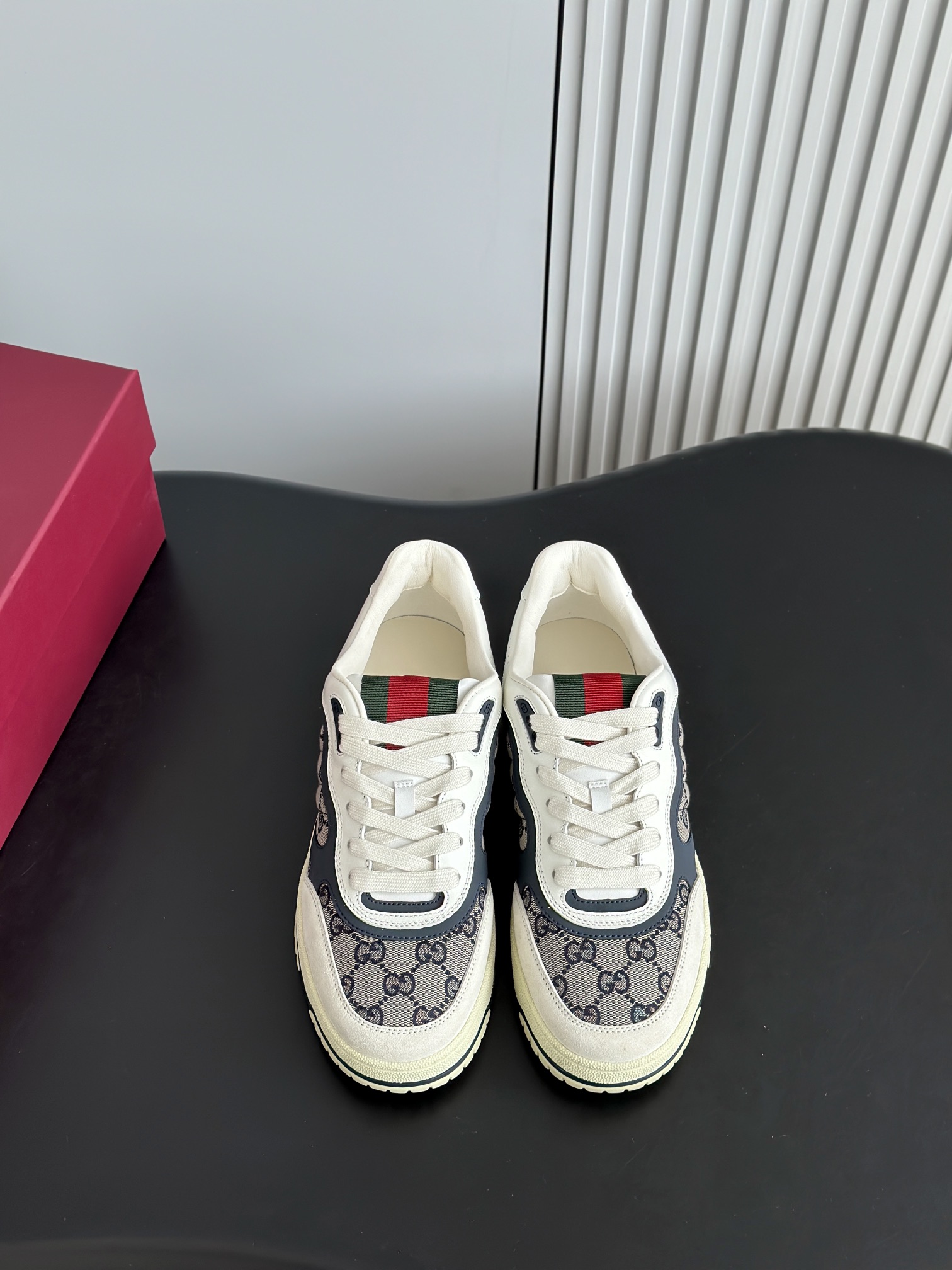 NO:165378,High quality Gucc*Re-Web spring and summer new couple white shoes. The upper is imported environmentally friendly cowhide/matched with classic presbyterian fabric. It is paired with bright red and green webbing tongue and cowhide. Original open mold TPU two-color outsole. Size men's model 39-45, casual shoes/sports shoes, gucci, sneakers, cowhide19860909高品质 Gucc*Re-Web春夏新款情侣款小白鞋 鞋面采用进口环保牛皮/搭配经典的老花面料 配上亮眼的红绿织带鞋舌,内里牛皮 原版开模TPU双色大底 Size男款39-45,休闲鞋/运动鞋,gucci,sneakers,cowhide,Women's Shoes