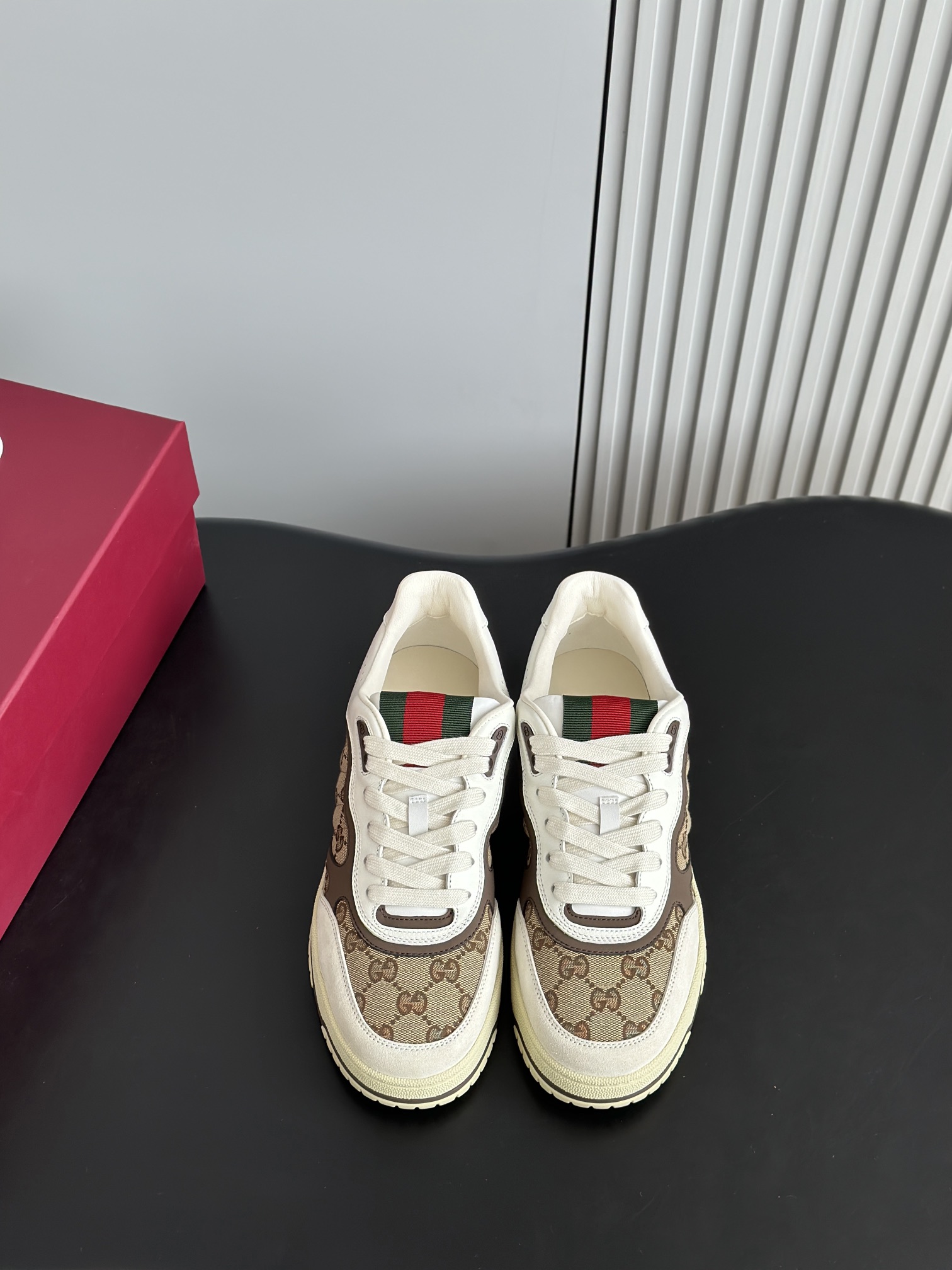 NO:165381,High-quality Gucc*Re-Web spring and summer new couple white shoes. The upper is imported environmentally friendly cowhide/matched with classic presbyterian fabric. It is paired with bright red and green webbing tongue and cowhide. Original open mold TPU two-color outsole. Size men's model 39-45, casual shoes/sports shoes, gucci, sneakers, cowhide19860909高品质 Gucc*Re-Web春夏新款情侣款小白鞋 鞋面采用进口环保牛皮/搭配经典的老花面料 配上亮眼的红绿织带鞋舌,内里牛皮 原版开模TPU双色大底 Size男款39-45,休闲鞋/运动鞋,gucci,sneakers,cowhide,Women's Shoes