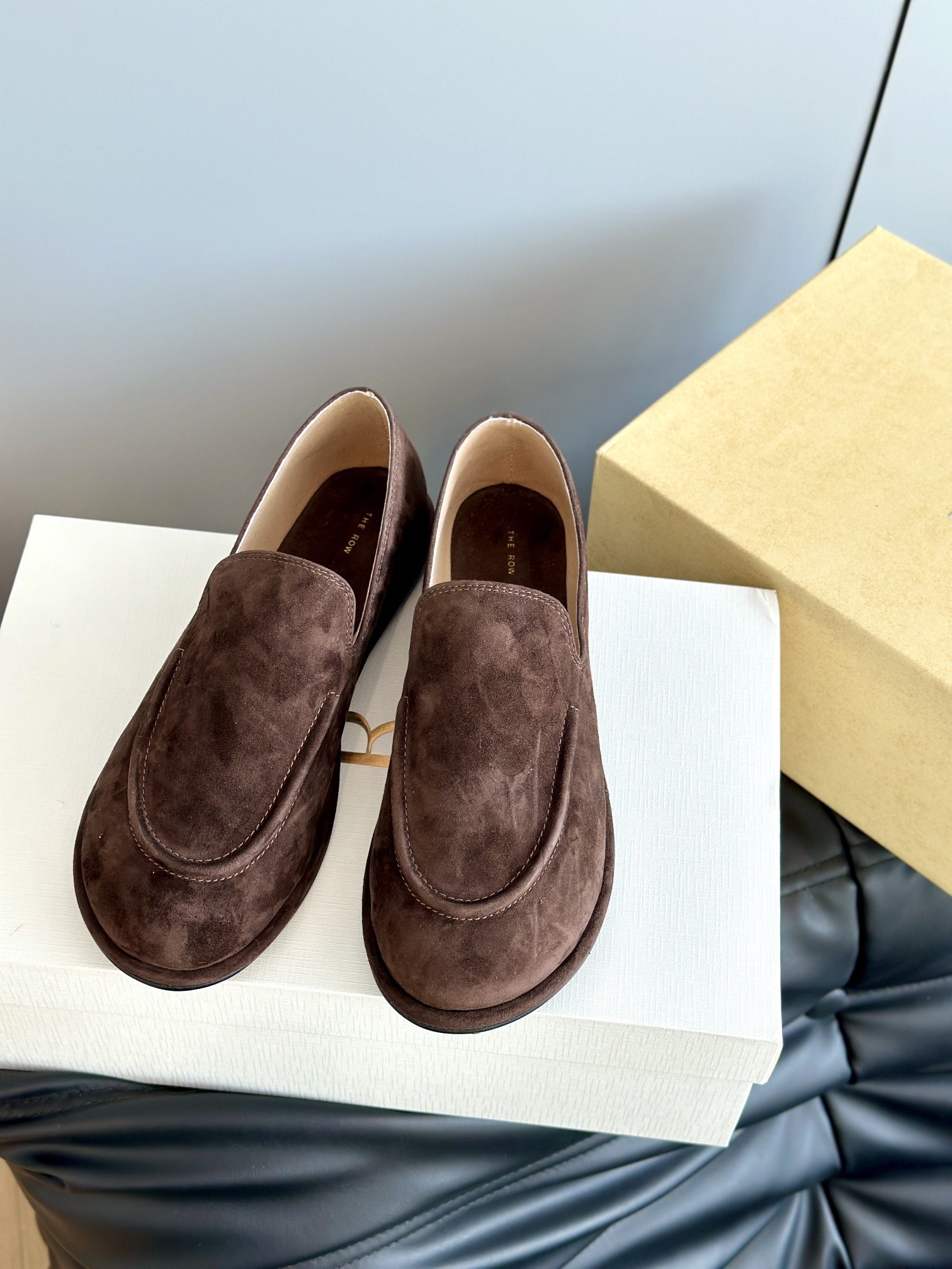 NO:707699,The row's new loafers, top version, are your perfect partner whether you are walking or partying. The leather is super soft and will not scratch your feet. The upper is the original first-layer snowflake cowhide/sheep leather, the lining is mixed sheep leather, and the original customized rubber outsole. The size is 35/40 (40 customizations are non-returnable and non-exchangeable), loafers, loafers, cowhide, sheepskin, sheep19860909The row新品乐福鞋 顶级版 无论是步行还是聚会,它都是你的完美搭档.皮质超级超级的软,不存在磨脚的状况 鞋面为原版头层雪花牛皮/羊京,内里垫脚混种绵羊皮,原版定制橡胶大底.  码数35/40（40定做不退不换）,乐福鞋,loafers,cowhide,sheepskin,sheep,Women's Shoes