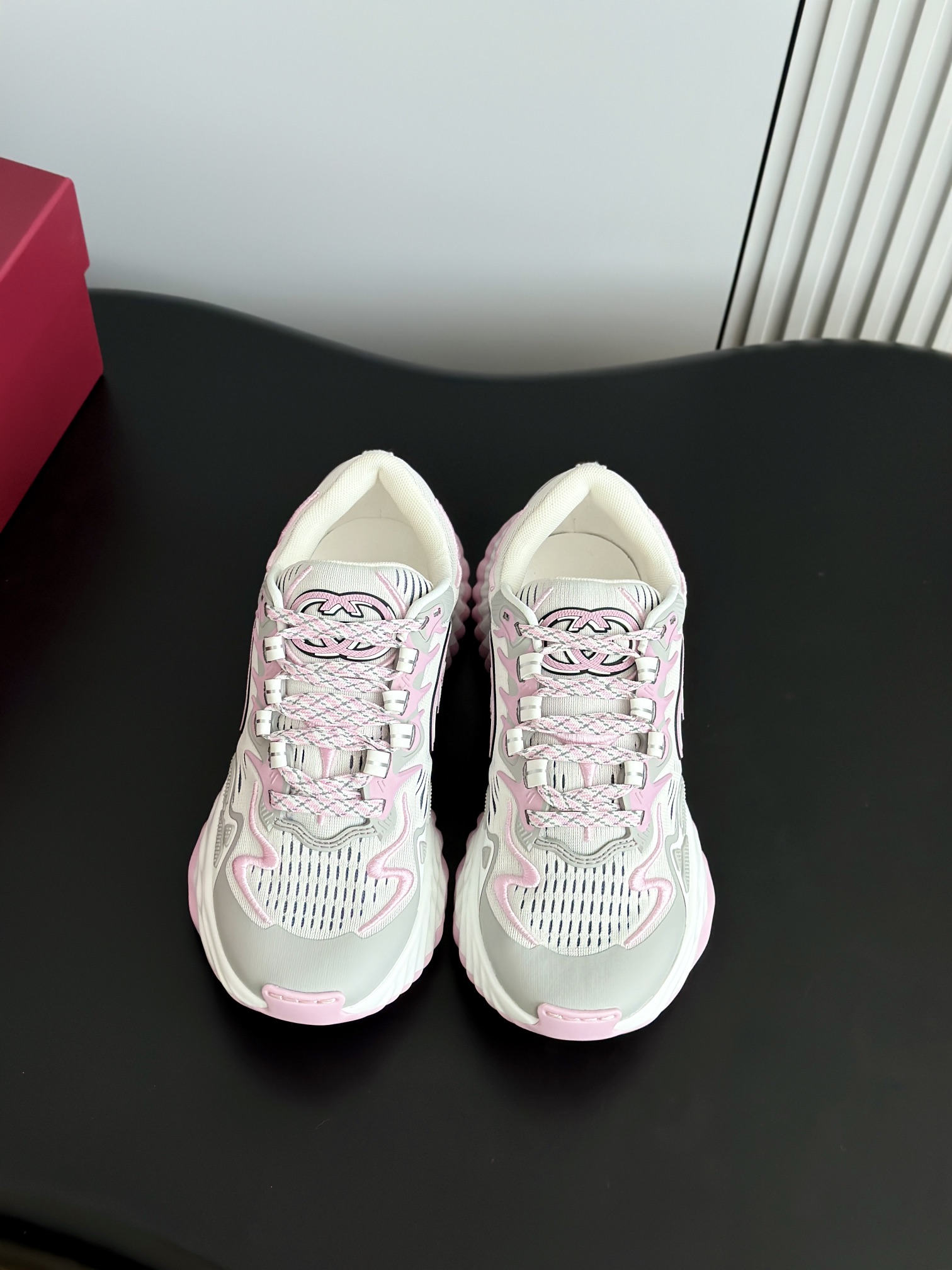 NO:235294,Top version Gucc* Ripple series wavy shoes couple dad shoes Original purchase and development Ripple series sports shoes are made of innovative stitching technology to create a flowing texture. The light and thin mesh design complements three-dimensional elements. The 3D interlocking double G leather patches and G letter logo metal accessories extend from the upper to the outsole, adding a bright embellishment to the entire design. The upper uses the combination of original imported technology fabrics, the original imported breathable mesh, the original open mold TPU   foamed outsole Original packaging Sole thickness 5CM Size: Women's 35-41 / Men's 39-45, casual shoes/sports shoes, gucci, sneakers19860909顶级版本 Gucc* Ripple系列波浪鞋情侣款老爹鞋 原版购入开发 Ripple系列运动鞋采用创新缝线工艺制作,打造如流水般的质感.轻薄网布设计与立体元素相映成趣,3D互扣式双G皮革贴饰和G字母标识金属配件从鞋面一直延伸到外底,为整个设计平添亮眼点缀 鞋面采用原版进口科技面料组合,原版进口透气网里,原版开模TPU 发泡大底 原版包装 底厚5CM Size:女款35-41 / 男款39-45,休闲鞋/运动鞋,gucci,sneakers,Women's Shoes