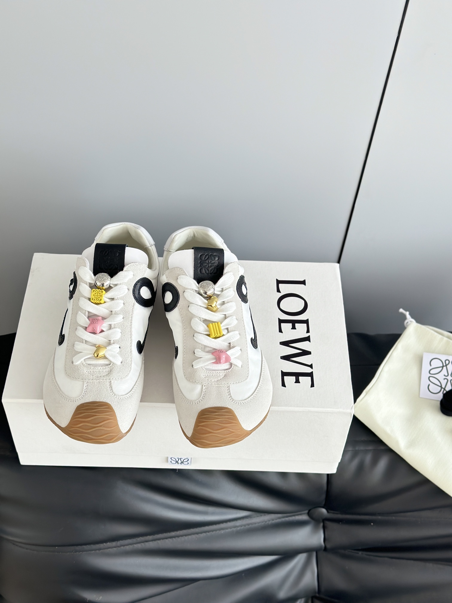 NO:240205,LOEW* 2025 Early Spring New Model | Ballet Runner2.0 New Ballet Runner2.0 New Ballet Shoes Casual Sneakers Super Asymmetrical Toe Styling Super Sole, Lightweight and Flexible Sole, New Wavy Textured Rubber Outsole, Extended to the Toe, Upgraded Sole Sole, Upgraded Sole Leather Lining and Shoe Bed, Provides Maximum Comfortable Upper is made of original imported nylon calfskin spliced ​​suede, inner footbed sheepskin, original open molded outsole, 3D injection molded rubber logo on the heel, original plate full molded pairing material with DIY original hardware accessories Size35-45 (couple model), casual shoes/sports shoes, loewe, loewe, sneakers, cowhide, sheepskin, chamois leather19860909LOEW*罗意威2025早春新款 | Ballet Runner2.0 新款芭蕾舞鞋休闲运动鞋 超级棒 不对称鞋头造型超柔软,轻便且灵活的鞋底,新的波浪纹理橡胶外底,延伸至鞋头,升级的柔软皮革内衬和鞋床,提供最大舒适感 鞋面采用原版进口尼龙布小牛皮拼接麂皮,内里垫脚绵羊皮,原版开模大底,后跟有3D注塑橡胶logo,原板全开模对版材质 配DIY原版五金配件 Size35-45（情侣款）,休闲鞋/运动鞋,loewe,loewe,sneakers,cowhide,sheepskin,chamois leather,Women's Shoes