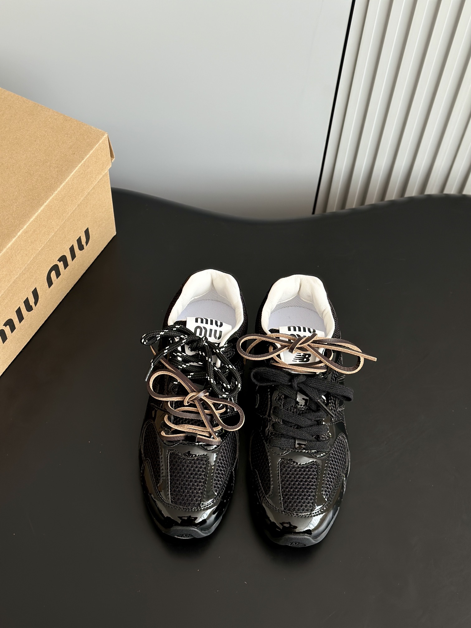 NO:249766,Miumi* new Balanc* 530 co-branded couple sneakers Happy shoes from Maillard retro-colored and old casual shoes The upper is made of pair of cow back velvet and suede, cowhide inner lining, private mold non-slip wear-resistant rubber outsole The shoelaces are designed recently very popular pair of shoelaces each pair is equipped with three-size shoelaces. Women's size 35-39 (40 custom made without return) Men's size 39-44, casual shoes/sports half-wheels, miumiu, sneakers, cowhide, chamois leather19860909批 Miumi* new Balanc* 530 联名款情侣运动鞋 来自美拉德的快乐鞋复古擦色做旧休闲鞋 鞋面采用对版牛反绒和麂皮,牛皮内里,私模防滑耐磨橡胶大底 鞋带采用了最近很流行的双鞋带设计每一双鞋配备三幅鞋带 女款尺码35-39（40订做不退换） 男款尺码39-44,休闲鞋/运动鞋半拖,miumiu,sneakers,cowhide,chamois leather,Women's Shoes