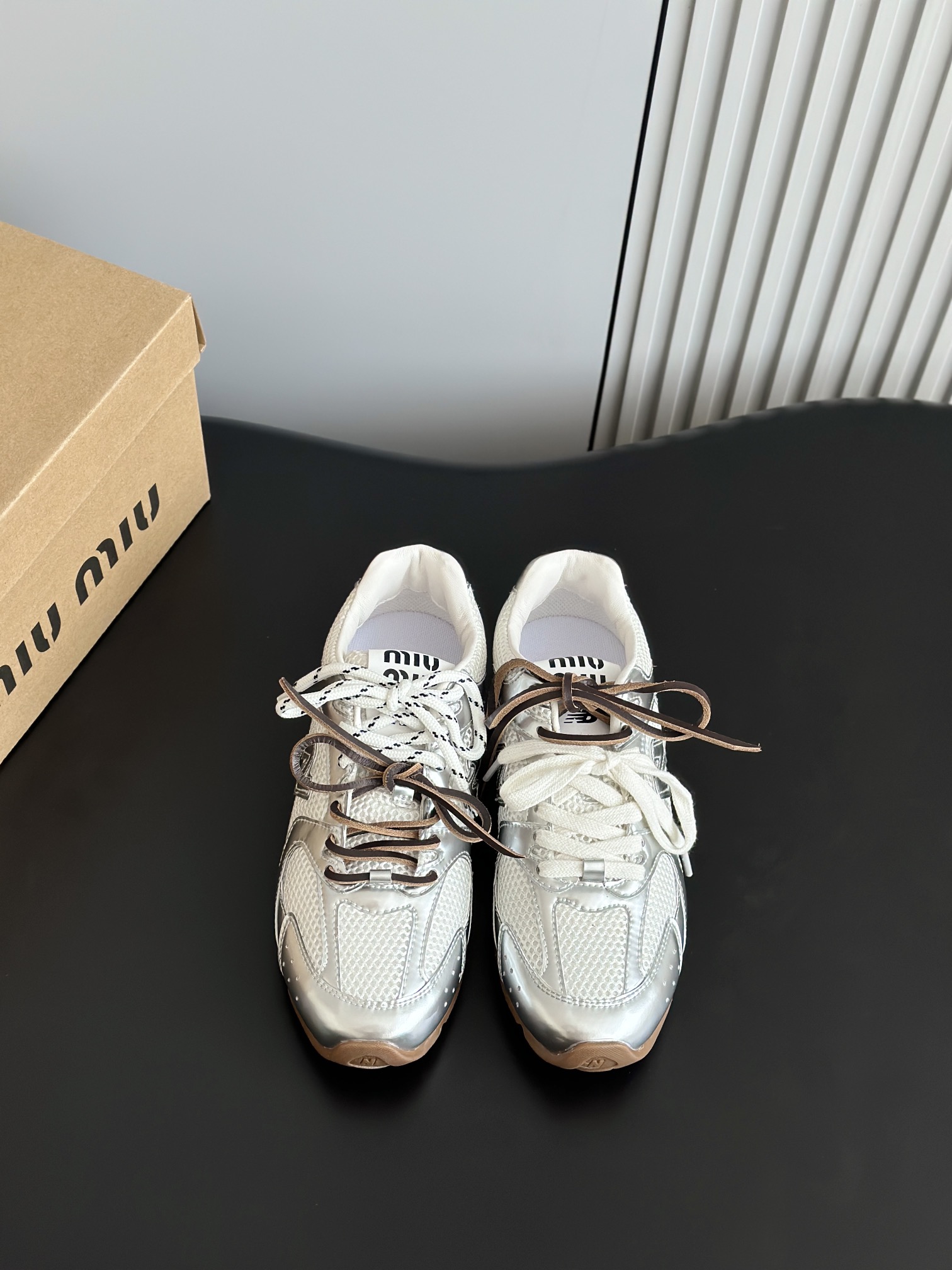 NO:235353,Miumi* new Balanc* 530 co-branded couple sneakers Happy shoes from Maillard retro-colored and old casual shoes The upper is made of pair of cow back velvet and suede, cowhide inner lining, private mold non-slip wear-resistant rubber outsole The shoelaces are made of the popular pair of shoelaces recently. Each pair of shoes is equipped with three-size shoelaces. Women's size 35-39 (40 custom made without return) Men's size 39-44, casual shoes/sneakers, miumiu, sneakers, cowhide, chamois leather19860909批 Miumi* new Balanc* 530 联名款情侣运动鞋 来自美拉德的快乐鞋复古擦色做旧休闲鞋 鞋面采用对版牛反绒和麂皮,牛皮内里,私模防滑耐磨橡胶大底 鞋带采用了最近很流行的双鞋带设计每一双鞋配备三幅鞋带 女款尺码35-39（40订做不退换） 男款尺码39-44,休闲鞋/运动鞋,miumiu,sneakers,cowhide,chamois leather,Women's Shoes