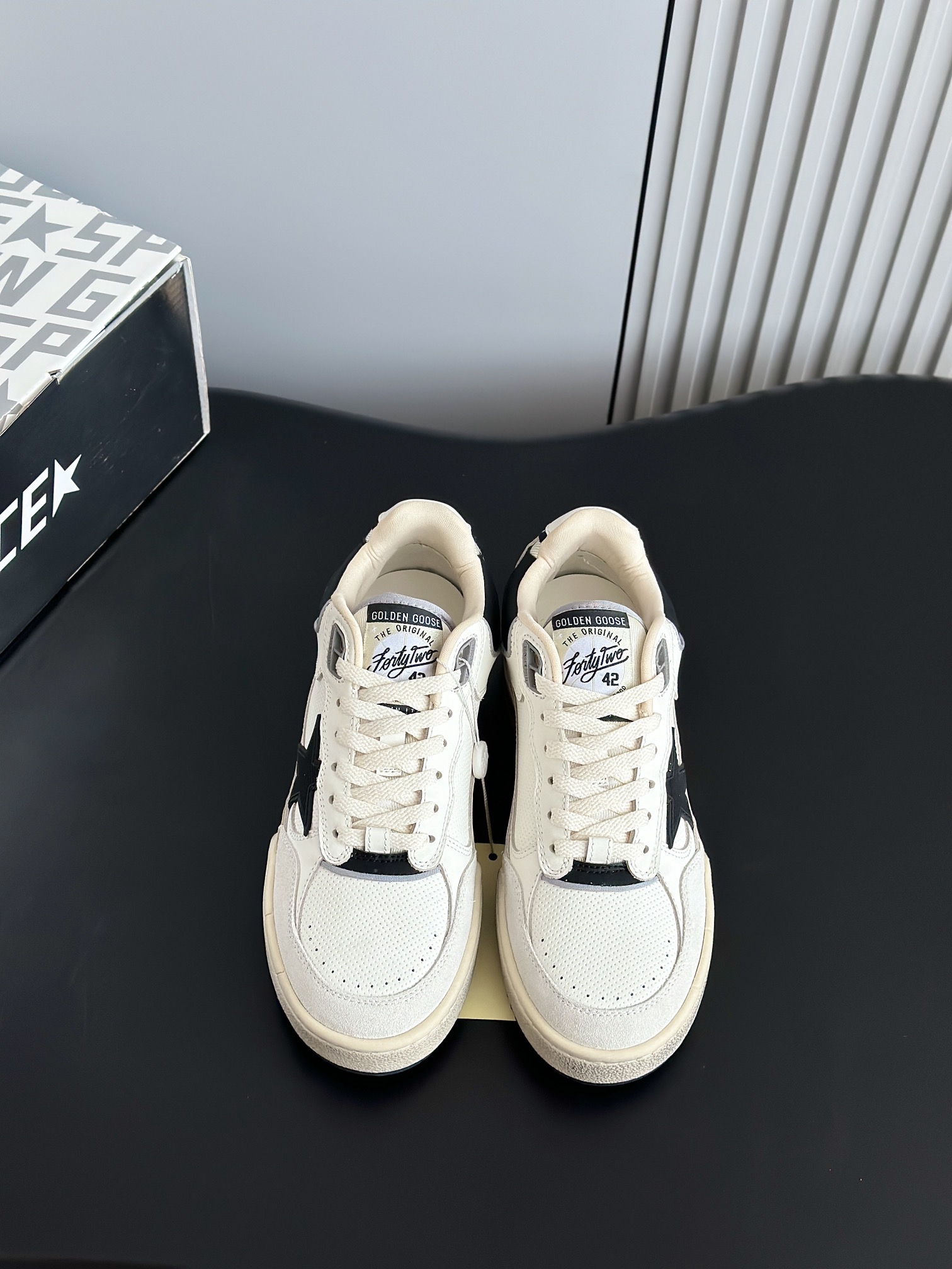 NO:406708,High quality GGDB latest Forty2 series thick-soled old star small dirty shoes casual sneakers original purchase and development Made this Forty2 sneakers show the evergreen charm of the 1990s. The thick low-top silhouette and sporty style design evoke a legendary journey, celebrating the indomitable spirit of the eternal dreamer. It adopts a unique hand-made structure and micro-hole inserts, with TPU star and cowhide inserts on the back, as well as cowhide heel labels and other details with 3D texture effect. The upper uses original custom-made head layer cowhide, custom-made imported breathable mesh, original mold-opening anti-slip rubber material, height 4.5CM Size: 35-39 (custom 34.40 non-return), casual shoes/sneakers, sneakers, cowhide19860909高品质 GGDB最新 Forty2系列厚底做旧星星小脏鞋休闲运动鞋 原版购入开发 做货 这款Forty2 运动鞋展现了 1990年代的常青魅力.厚实的低帮廓形和运动风设计唤起了一段传奇之旅,颂扬永恒梦想家不屈不挠的精神.采用独特的手工结构和微孔嵌件,背面饰有TPU 星星和牛皮嵌件,以及牛皮后跟标签等具有3D纹理效果的细节 鞋面采用原版定制头层牛皮,内里定制进口透气网里,原版开模防滑橡胶材质 增高4.5CM Size:35-39（定制34.40不退换),休闲鞋/运动鞋,sneakers,cowhide,Women's Shoes