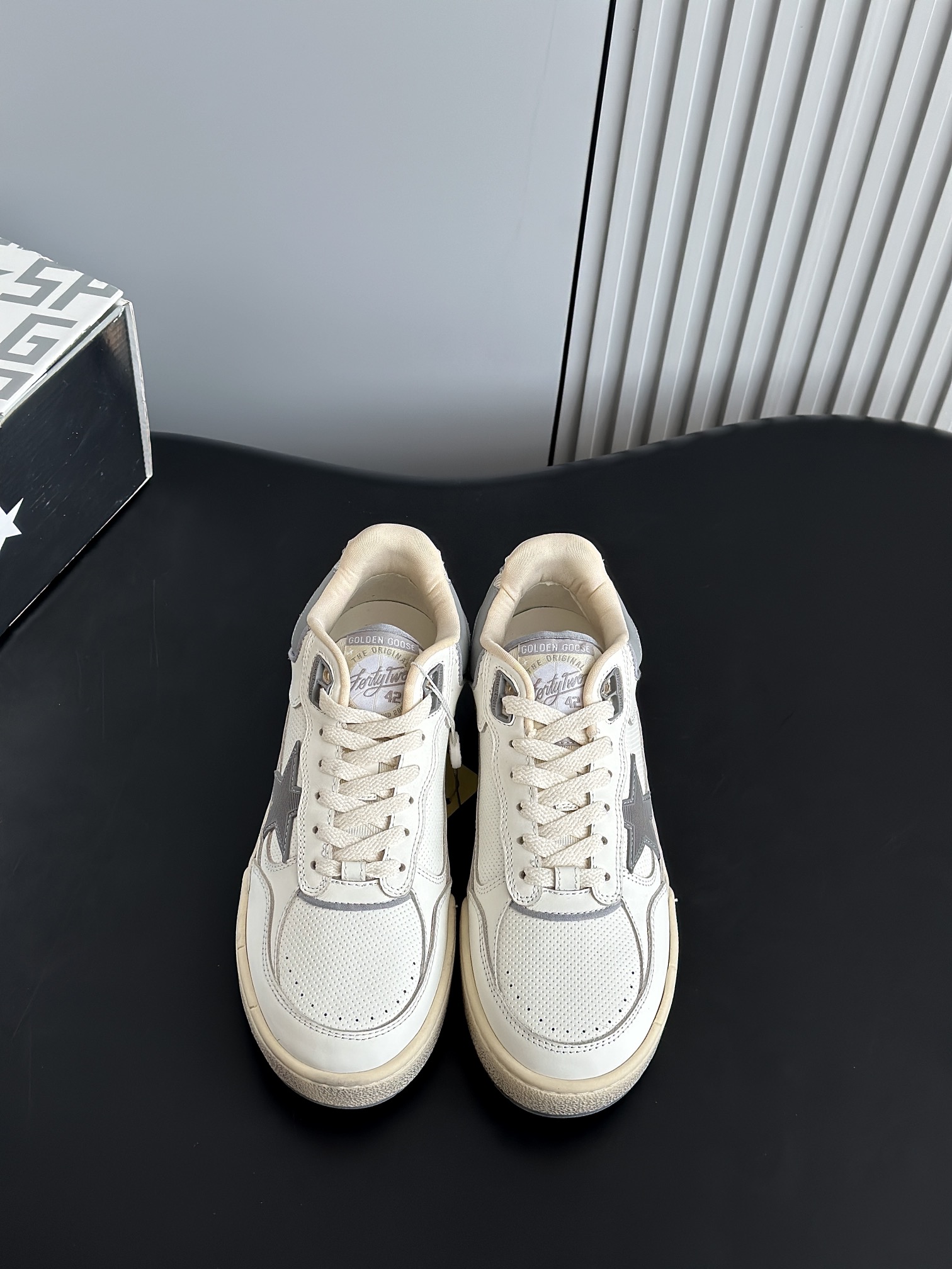 NO:406711,High quality GGDB latest Forty2 series thick-soled old star small dirty shoes casual sneakers original purchase and development Made this Forty2 sneakers show the evergreen charm of the 1990s. The thick low-top silhouette and sporty style design evoke a legendary journey, celebrating the indomitable spirit of the eternal dreamer. It adopts a unique hand-made structure and micro-hole inserts, with TPU star and cowhide inserts on the back, as well as cowhide heel labels and other details with 3D texture effect. The upper uses original custom-made head layer cowhide, custom-made imported breathable mesh, original mold-opening anti-slip rubber material **4.5CM Size: 35-39 (custom 34.40 non-returning), casual shoes/sneakers, sneakers, cowhide19860909高品质 GGDB最新 Forty2系列厚底做旧星星小脏鞋休闲运动鞋 原版购入开发 做货 这款Forty2 运动鞋展现了 1990年代的常青魅力.厚实的低帮廓形和运动风设计唤起了一段传奇之旅,颂扬永恒梦想家不屈不挠的精神.采用独特的手工结构和微孔嵌件,背面饰有TPU 星星和牛皮嵌件,以及牛皮后跟标签等具有3D纹理效果的细节 鞋面采用原版定制头层牛皮,内里定制进口透气网里,原版开模防滑橡胶材质 **4.5CM Size:35-39（定制34.40不退换),休闲鞋/运动鞋,sneakers,cowhide,Women's Shoes