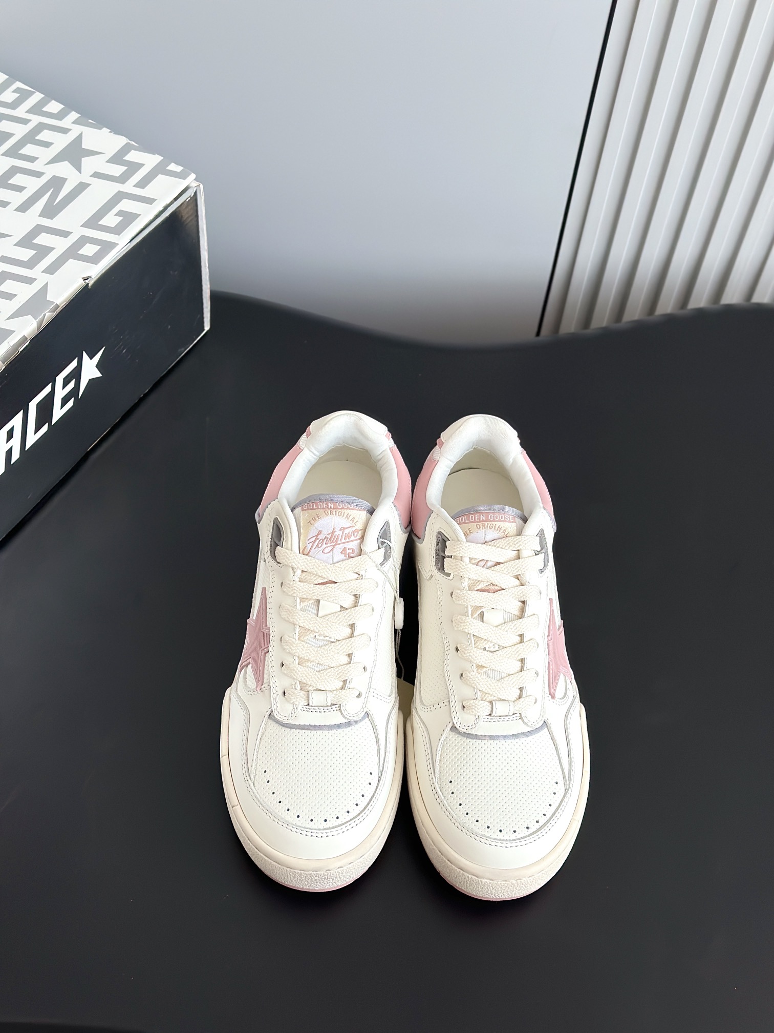 NO:406714,High quality GGDB latest Forty2 series thick-soled old star small dirty shoes casual sneakers original purchase and development Made this Forty2 sneakers show the evergreen charm of the 1990s. The thick low-top silhouette and sporty style design evoke a legendary journey, celebrating the indomitable spirit of the eternal dreamer. It adopts a unique hand-made structure and micro-hole inserts, with TPU star and cowhide inserts on the back, as well as cowhide heel labels and other details with 3D texture effect. The upper uses original custom-made head layer cowhide, custom-made imported breathable mesh, original mold-opening anti-slip rubber material, height 4.5CM Size: 35-39 (custom 34.40 non-return), casual shoes/sneakers, sneakers, cowhide19860909高品质 GGDB最新 Forty2系列厚底做旧星星小脏鞋休闲运动鞋 原版购入开发 做货 这款Forty2 运动鞋展现了 1990年代的常青魅力.厚实的低帮廓形和运动风设计唤起了一段传奇之旅,颂扬永恒梦想家不屈不挠的精神.采用独特的手工结构和微孔嵌件,背面饰有TPU 星星和牛皮嵌件,以及牛皮后跟标签等具有3D纹理效果的细节 鞋面采用原版定制头层牛皮,内里定制进口透气网里,原版开模防滑橡胶材质 增高4.5CM Size:35-39（定制34.40不退换),休闲鞋/运动鞋,sneakers,cowhide,Women's Shoes