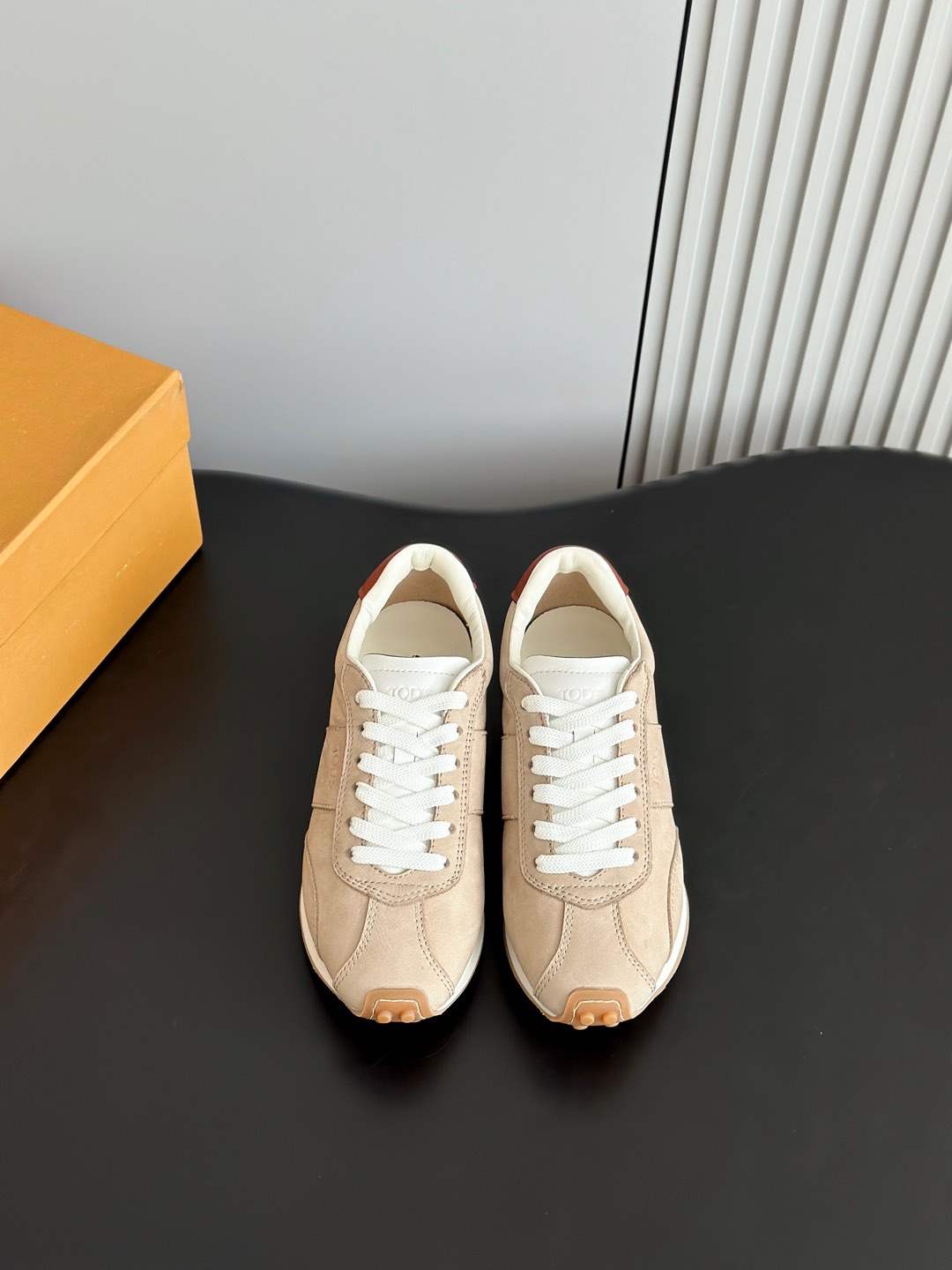 NO:164122,Tods 25 early spring new casual Forrest Gump shoes This is really worth mentioning. The shoes are very good and the feet are very light. The whole pair of shoes are very particular, and the fabric is also visible to the naked eye. You have to feel good shoes by yourself!  Contrast color matching has more fashionable elements, this one looks more atmospheric and more advanced, giving people a more stable feeling. The upper uses imported cowhide suede, sheepskin lining, original molded sole size35-40 (40 custom made without return or exchange), casual shoes/sports shoes, Tod's, sneakers, cowhide, sheepskin, chamois leather19860909批 Tods 25早春新品休闲阿甘鞋 这款真的是太值得一提了,鞋子鞋型很好而且上脚非常轻便,整双鞋子总之非常讲究,面料也是肉眼可见的柔软细腻,好鞋要自己上脚感受！ 撞色配色搭配更具时尚元素,这一款看起来更大气也比较高级给人以更加稳重的感觉, 鞋面采用进口牛皮麂皮,羊皮内里,原版开模大底 size35-40（40定做不退换）,休闲鞋/运动鞋,Tod's,sneakers,cowhide,sheepskin,chamois leather,Women's Shoes