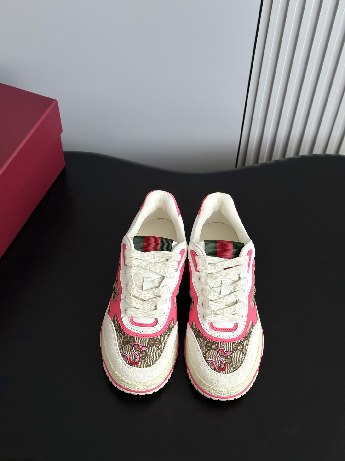 NO:165387,Bulk Gucc*Re-Web 25 spring and summer new snake-year limited couple white shoes. The upper is imported environmentally friendly cowhide/matched with classic presbyterian fabric. It is paired with bright red and green webbing tongue and cowhide. Original open mold TPU two-color outsole. Size35-45, casual shoes/sports shoes, gucci, sneakers, cowhide19860909批 Gucc*Re-Web25年春夏新款蛇年限定情侣款小白鞋 鞋面采用进口环保牛皮/搭配经典的老花面料 配上亮眼的红绿织带鞋舌,内里牛皮 原版开模TPU双色大底 Size35-45,休闲鞋/运动鞋,gucci,sneakers,cowhide,Women's Shoes