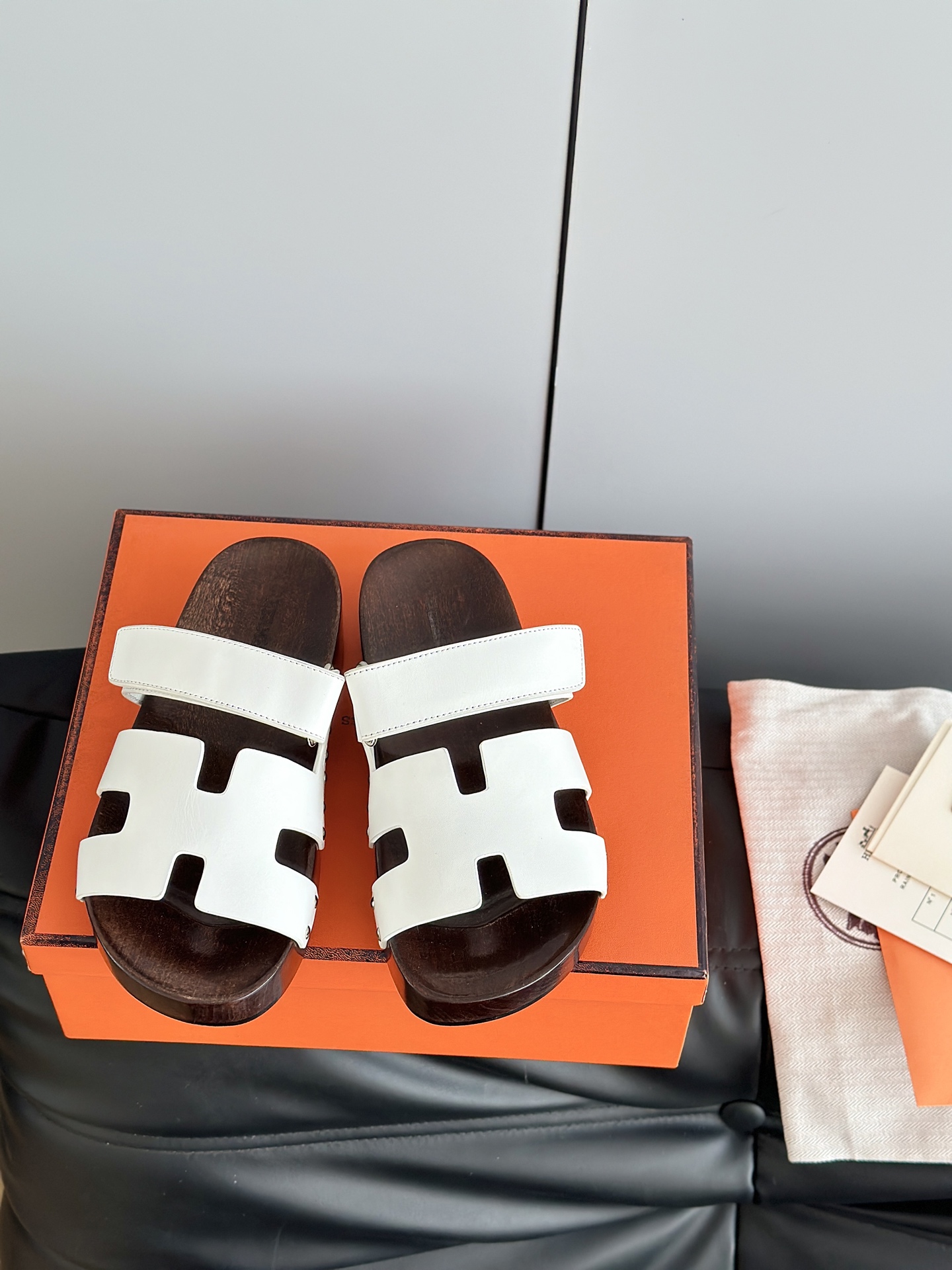 NO:255030,10 men's model 10 Herme* H Home New Kos Wood Sole Second Uncle Shoes Sandals and Slippers Toe Layer Napa Cowhide Cut Geometric H-shaped Upper exudes elegant charm. Paired with adjustable straps, it is suitable for different foot shapes, and it feels comfortable to wear. Plated rivets are set into the shoe body, elegant and rebellious. Black rubber inlayed dark wood sole, simple and smooth, creating a comfortable and casual look. The upper uses imported toe-layer palm-print cowhide/goat leather, footbed mixed-bred sheepskin, original basswood midsole open molded sole. Real materials, whether it is leather, last, sole, or craftsmanship, they are the same as ZP. Size35-46, slippers, hermes, sandals, slippers, cowhide, sheepskin19860909批男款10 Herme* H家新款Kos木底二舅鞋凉鞋拖鞋 头层纳帕牛皮裁切几何H型鞋面,散发优雅魅力.搭配可调节袢带,适合不同脚型,穿着倍感舒适.镀把铆钉镶进鞋身,优雅中带着叛逆的心.黑色橡胶嵌饰深色木质鞋底,设计简约流畅,打造舒适休闲造型. 鞋面采用进口头层手掌纹牛皮/山羊皮,垫脚混种羊皮,原版椴木中底开模大底.真材实料,无论是皮料、楦型、鞋底、工艺,都跟ZP一致 Size35-46码,拖鞋,hermes,sandals,slippers,cowhide,sheepskin,Women's Shoes