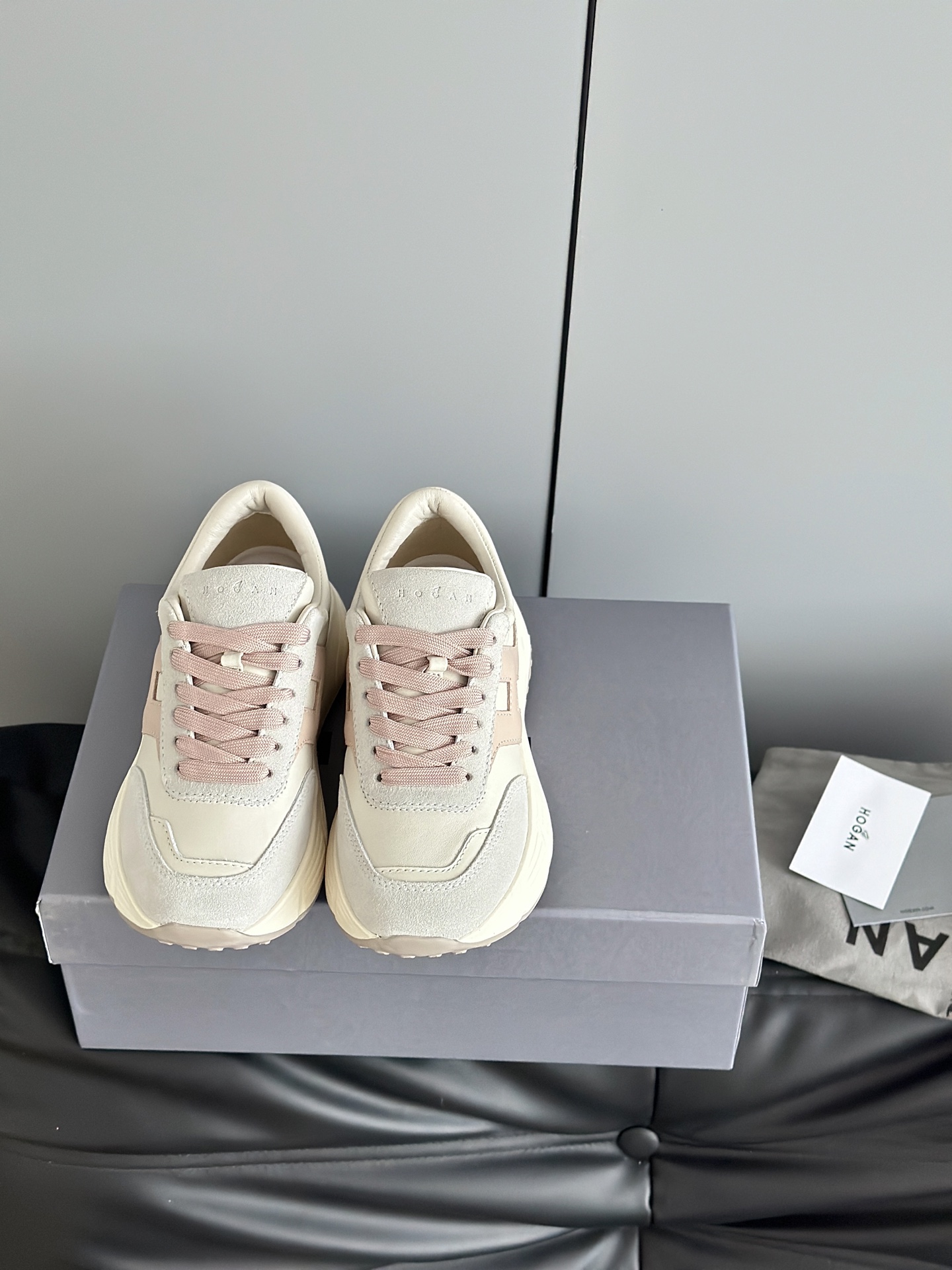 NO:235095,10 Hogan25ss new couple's thick-soled shoes H601 series sneakers I have to say that this pair of HOGAN yacht shoes has a bold color scheme that deeply attracts my eyes. The side embellishes the gradient color H letters to highlight the three-dimensionality of the shoes, and the shoes are soft and comfortable to step on. The upper is soft and H letters with the side, and the memory foam insole is cushioned and comfortable. The upper is smooth leather upper, the original open molded sole, the side H letter memory foam insole 0.8cm, the total height of the rubber outsole 5cm, Size women's 35-39, men 40-44, casual shoes/sports shoes, sneakers19860909批男10 Hogan25ss新款情侣款厚底鞋H601系列运动鞋 不得不说,这双HOGAN游艇鞋了,大胆的配色深深的吸引我的眼球.侧边点缀渐变色H字母凸显出鞋子立体感,鞋子踩上去软绵绵的很舒服. 鞋面为柔软的纳帕皮革,侧边饰以H字母,记忆泡沫鞋垫缓震舒适.纳帕皮革鞋面光滑皮革细节原版开模大底 侧边H字母记忆泡沫内底0.8cm 橡胶外底总高度5cm Size女35-39 男40-44,休闲鞋/运动鞋,sneakers,Women's Shoes