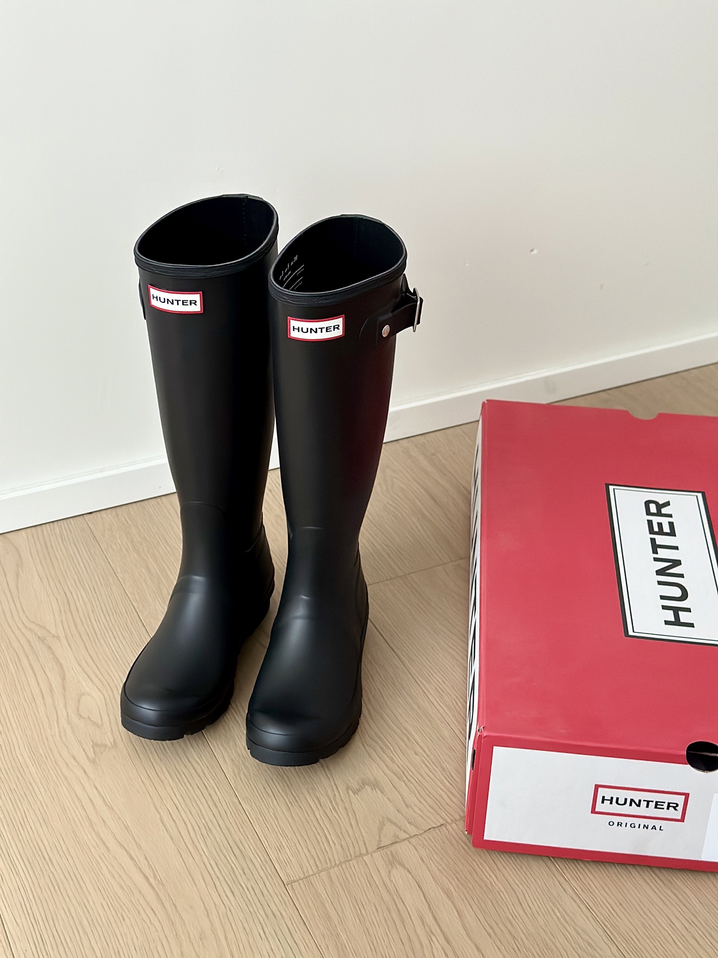 NO:460931,Hunter Wellington Rain Boots Outdoor Camping Waterproof and Anti-Slip Knight Boots Women's Long Tube Women's High Tube Boots Four Seasons Models are more suitable for wearing in spring and summer. It is really cloudy and sunny in spring and summer. Going out on rainy days is really a big test. Hunter Wellington Rain Boots is really a sense of security and waterproof feeling. It feels so comfortable! Pure natural rubber material, inner polyester fiber! The foot is very 0-stretched and soft, the British brand, the royal rain boot brand of the Queen of the United Kingdom and many celebrities, the heel height is 3cm. It is not picky in the legs, but also makes the feet look thin. The classic British design can better modify your legs and make the lines more perfect and neat. ... It is a sweet and cool hunter boot style that is really practical and beautiful when worn on strong winds and rainy days. It is recommended to wear socks or small feet. The size is 35/40 (40 custom-made, no return or replacement), boots, boots, rain boots, socks19860909Hunter惠灵顿雨靴户外露营防水防滑骑士靴女长筒女靴高筒靴 四季款更适合春夏穿,春夏雨天真的是阴晴不定,雨天出门真的是很大的考验,hunter惠灵顿雨靴真的是安全感满满防水的感觉太舒服啦！纯天然橡胶材质,內里聚酯纤维！上脚非常0弹柔软不闷脚,英伦品牌,英国女王及多位明星名媛的御用雨靴品牌,跟高3cm.不挑腿型,还超显脚瘦 经典的英伦设计能够更好的修饰你的腿型使其线条更加完美利落 …属于甜酷猎人靴风格大风大雨天穿着真心实用又好看,建议搭配袜子或小脚 码数35/40（40定做不退不换）,靴子,boots,rain boots,socks,Women's Shoes