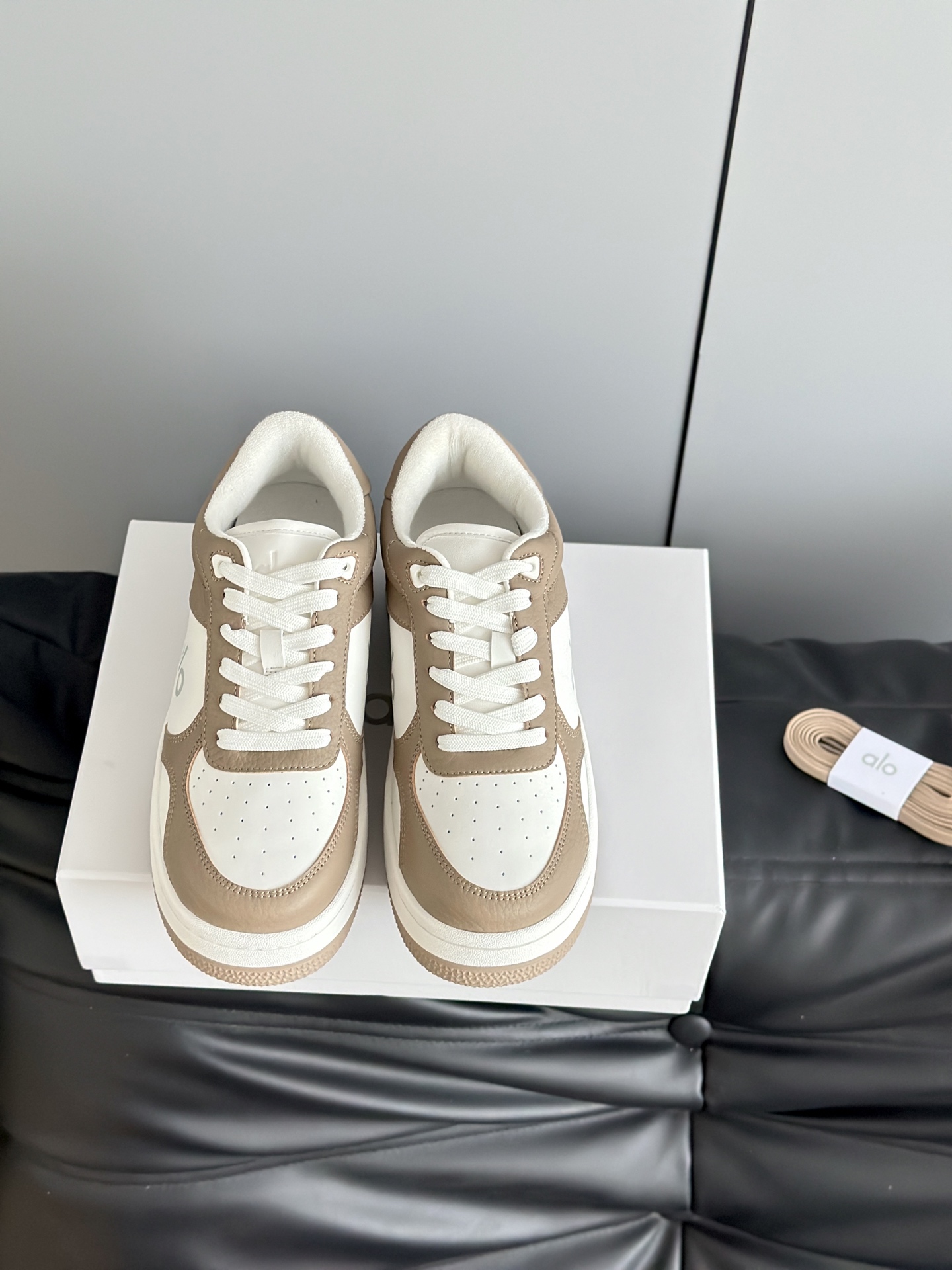 NO:226086,Alo25 spring and summer new white shoes with thick sole comfortable and casual style alo understands girls better than Nike!  Super versatile!  And super comfortable!  It's a thick bottom but it's not heavy at all on the feet!  Very lightweight!  It looks better when putting on socks!  And it is recommended by celebrities. It is a model that increases your legs and makes your legs look thinner!  The upper is made of imported cowhide, inner li and sheep, original open molded sole, the sole is about 3.5, Size35-40 (40 custom made without return or exchange), casual shoes/sports shoes, sneakers, cowhide19860909批 alo25春夏新款小白鞋厚底舒适休闲款 alo比耐克更懂女生！上脚超级百搭！而且超级舒适！是厚底款但是上脚一点都不沉重！ 非常轻便！套上袜套搭配更好看！而且还是明星同款推荐～上脚增高显腿细！ 鞋面采用进口牛皮 内里羊里 原版开模大底 底厚3.5左右 Size35-40（40定制不退换）,休闲鞋/运动鞋,sneakers,cowhide,Women's Shoes