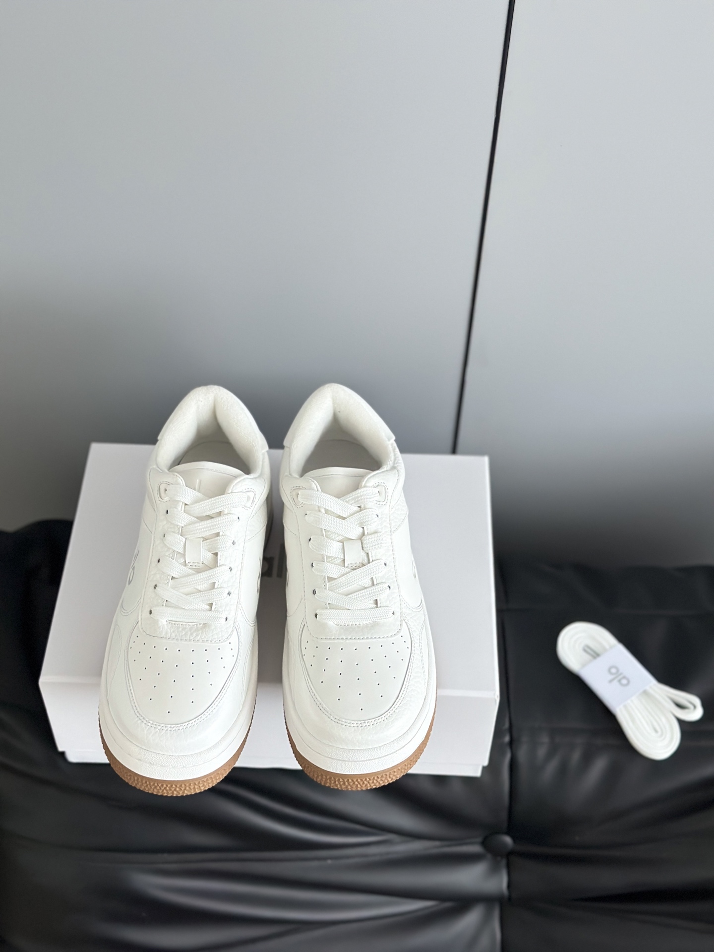 NO:226092,Alo25 spring and summer new white shoes with thick sole comfortable and casual style alo understands girls better than Nike!  Super versatile!  And super comfortable!  It's a thick bottom but it's not heavy at all on the feet!  Very lightweight!  It looks better when putting on socks!  And it is recommended by celebrities. It is a model that increases your legs and makes your legs look thinner!  The upper is made of imported cowhide, inner li and sheep, original open molded sole, the sole is about 3.5, Size35-40 (40 custom made without return or exchange), casual shoes/sports shoes, sneakers, cowhide19860909批 alo25春夏新款小白鞋厚底舒适休闲款 alo比耐克更懂女生！上脚超级百搭！而且超级舒适！是厚底款但是上脚一点都不沉重！ 非常轻便！套上袜套搭配更好看！而且还是明星同款推荐～上脚增高显腿细！ 鞋面采用进口牛皮 内里羊里 原版开模大底 底厚3.5左右 Size35-40（40定制不退换）,休闲鞋/运动鞋,sneakers,cowhide,Women's Shoes