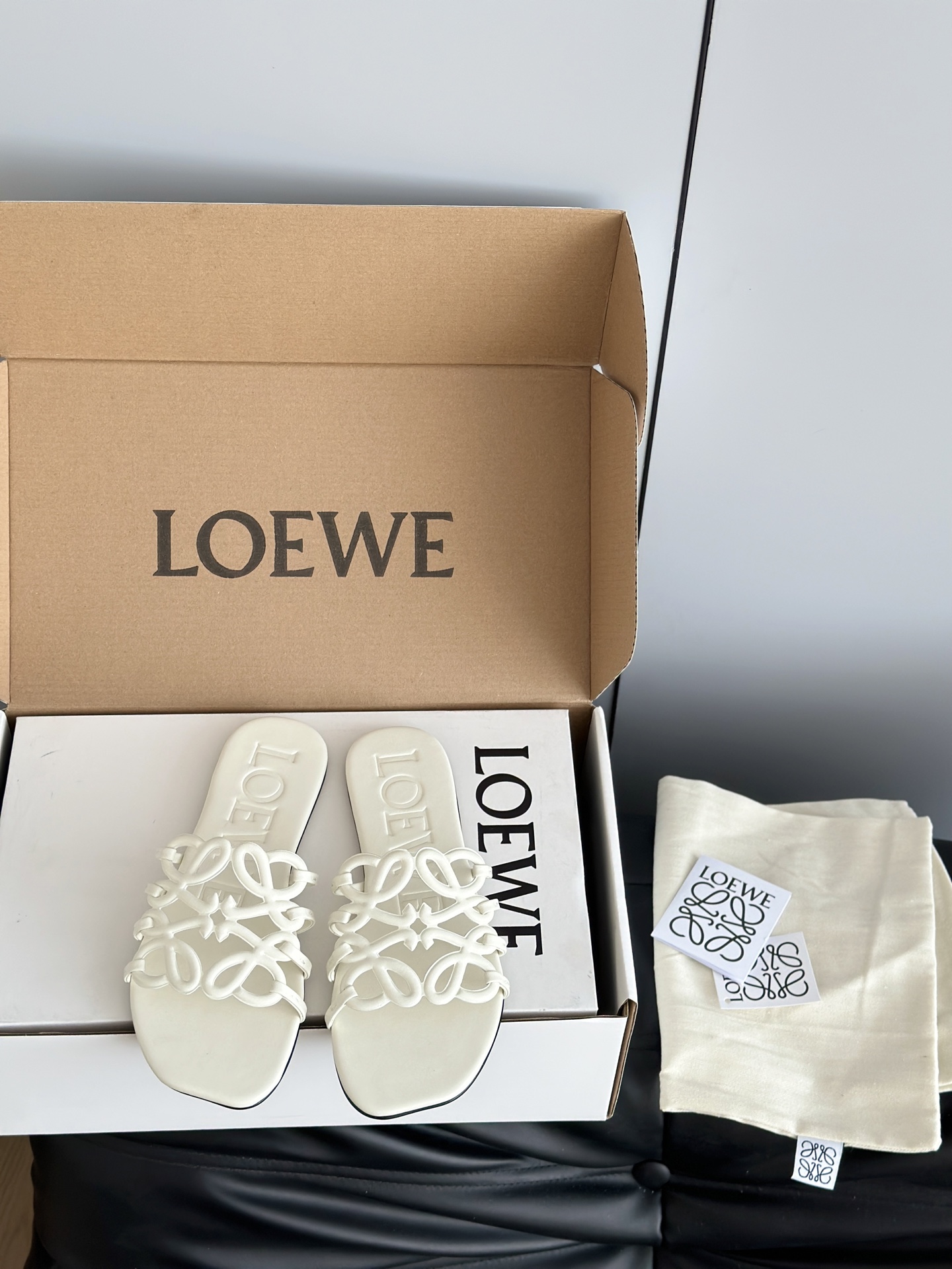 NO:240210,Loew* 25ss new logo slippers hollow Anagram flat-soled vacation slippers Crazy grass planting simple design feels cleaner and more elegant, you can never forget it, the color is also very durable and beautiful, the instant you put on your feet, it is full of temperament, it is simply invincible and handsome and stylish. The upper is made of cowhide print, tiptoe sheepskin inside, imported Italian injection molded leather sole Size35-40 (40 custom made without return), slippers, loewe, loewe, slippers, cowhide, sheepskin, Leather soles19860909Loew*罗意威25ss新款logo拖鞋镂空Anagram平底度假拖鞋 疯狂种草简约设计感觉更干净优雅让你念念不忘 颜色也很耐看漂亮,上脚瞬间气质十足气场,简直无敌帅气有型 鞋面采用牛皮印花,内里踮脚羊皮 ,意大利进口注塑真皮大底 Size35-40（40 定制不退换）,拖鞋,loewe,loewe,slippers,cowhide,sheepskin,Leather soles,Women's Shoes