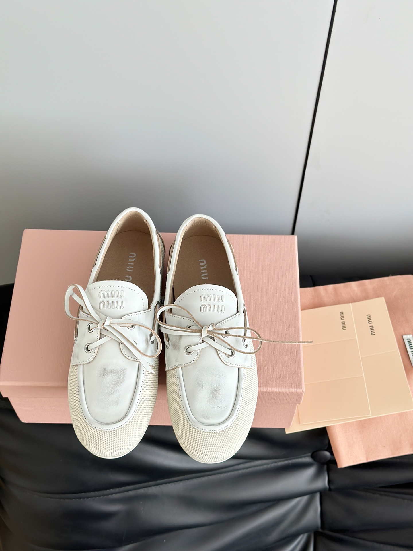 NO:226062,Miumi*25 spring and summer series color-blocking and color-blocking old loafer flat shoes. The new season of lace-up sailing leather shoes, inspired by classic sailing shoes, injecting exquisite cowhide into a relaxed and old detail. Classic khaki and white color scheme, paired with bow drawstring design, relaxed and casual self. Multiple collisions convey modern style~ It looks good no matter how you wear it. This summer's fashionable favorite looks not very comfortable. It is super comfortable to wear. The upper is customized imported polished calfskin, sheep velvet inner footbed, original open mold rubber sole Size35-40 (40 custom made without return and exchange), loafers, miumiu, loafers, flats, cowhide19860909批 Miumi*25春夏系列拼色擦色做旧乐福鞋平底鞋 新一季系带帆船皮鞋,灵感来源于经典帆船鞋,将精致的牛皮注入松弛感的做旧细节处理.经典的卡其色以及白色配色,搭配有蝴蝶结抽绳设计,张弛有度且随性自我.多元对撞,传达现代风格~ 怎么穿都好看今夏时髦精最爱 看起来不怎么舒服 上脚超级舒服 鞋面采用定制进口擦色小牛皮,羊反绒内里垫脚,原版开模橡胶底 Size35-40（40定做不退换）,乐福鞋,miumiu,loafers,flats,cowhide,Women's Shoes