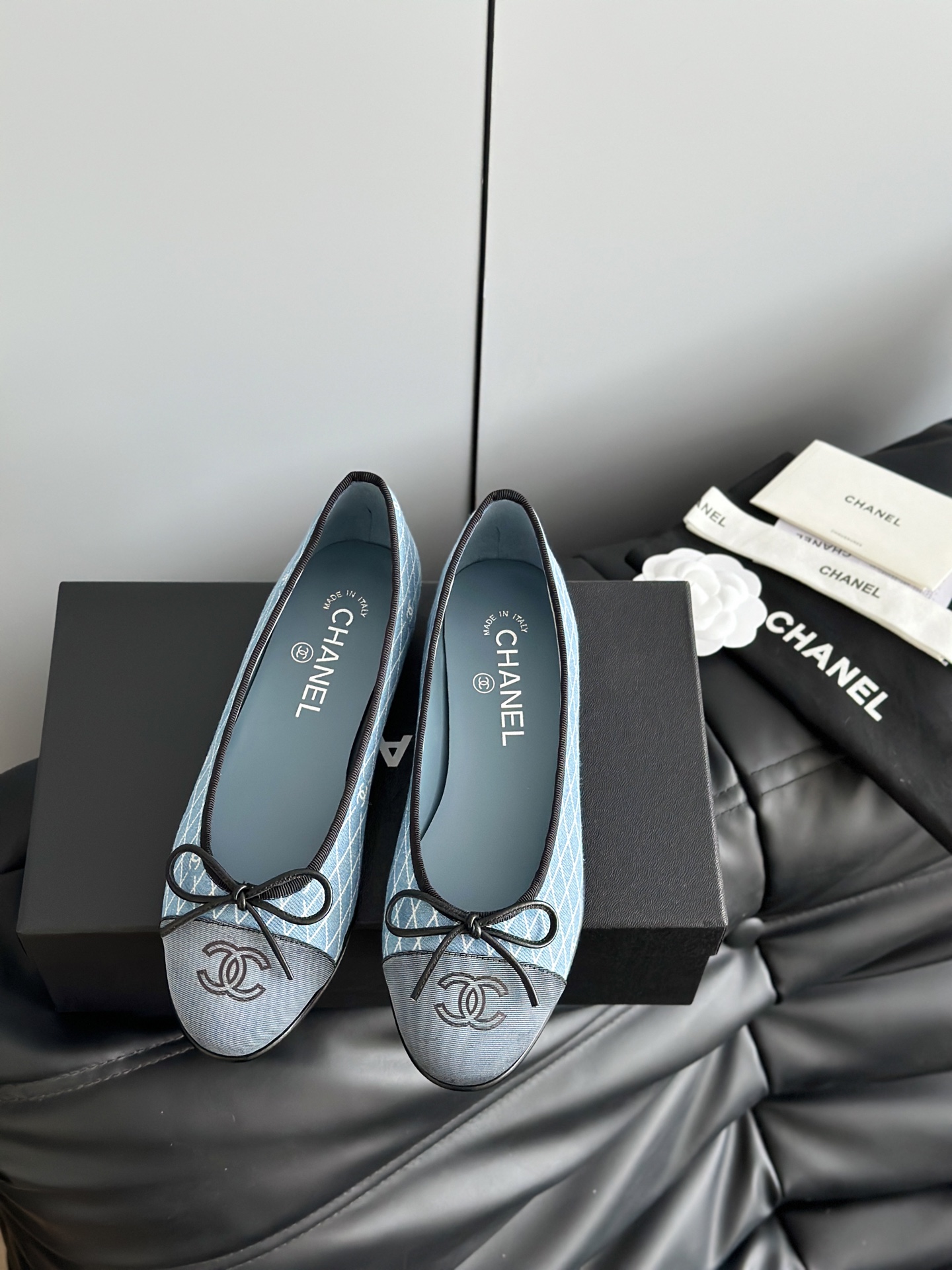 NO:224843,Category Chane*25ss new ballet shoes flat shoes purchasing grade Chanel's 100-year classic bow round-toed ballet shoes. Not many good quality. Really, no pressure to enter and exit the counter at will. Regardless of last shape, leather selection, and manufacturing technology, they are genuine craftsmanship, very exquisite. The upper uses mixed-bred sheepskin imported from Italy, imported sheepskin inside (sweat absorbing and soft), Italian A-grade genuine leather sole Size35-40 (40 custom made without return and exchange), ballet shoes, chanel, chanel, flats, sheepskin19860909批 Chane*25ss新款芭蕾舞鞋平底鞋 代购级 香奈儿万年经典蝴蝶结 圆头芭蕾舞鞋 好品质不多 真正做到随便进出专柜无压力 无论楦型、皮料选择、制造工艺都是正品工艺,十分考究. 鞋面采用意大利进口混种羊皮,内里进口绵羊皮（吸汗柔软）,意大利特A级真皮底 Size35-40（40定做不退换）,芭蕾舞鞋,chanel,chanel,flats,sheepskin,Women's Shoes