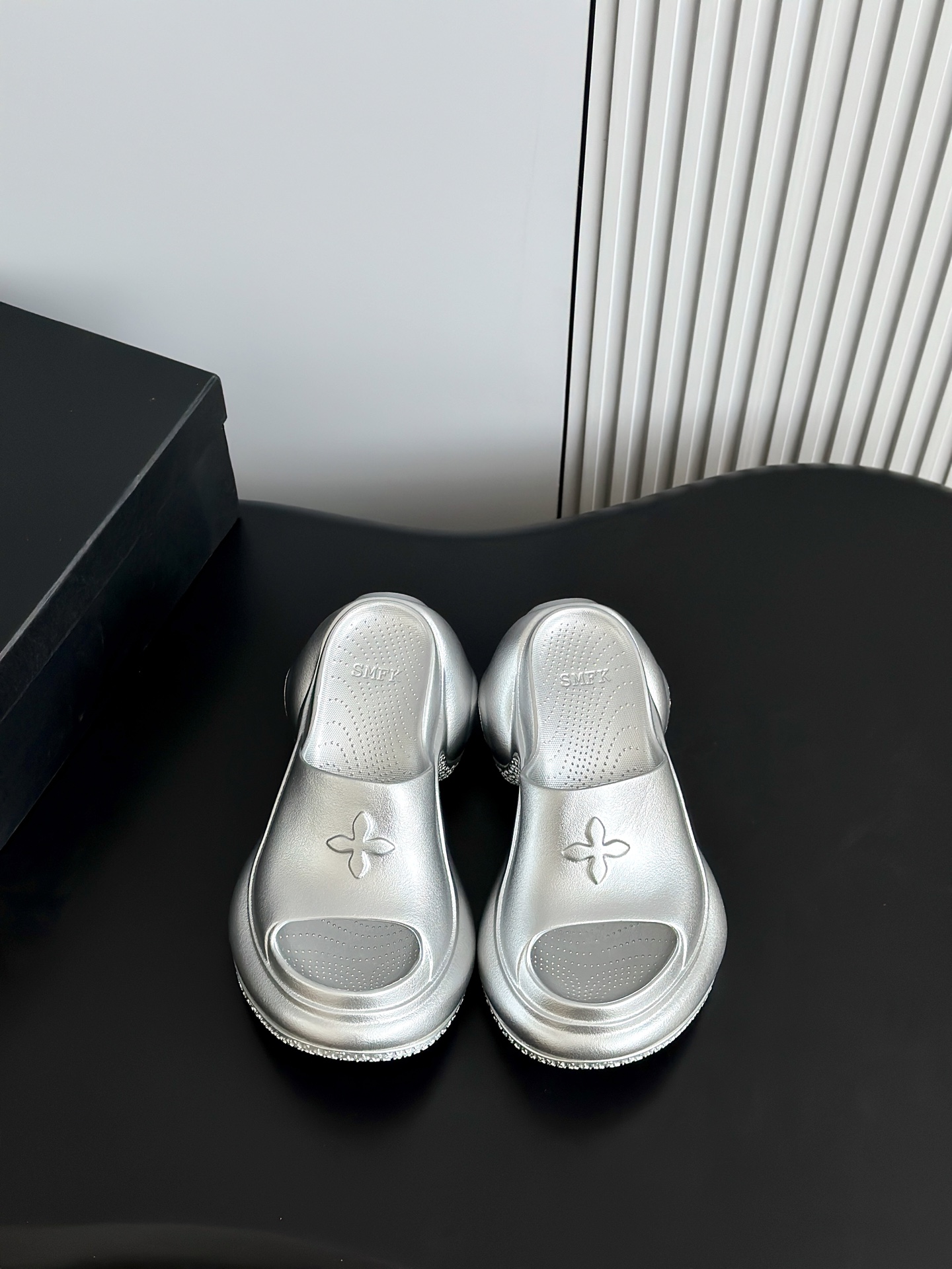 NO:250075,SMFK25 new embossed one-line thick-soled slippers are really pleasing to look at and the more you look at, the more you like it!  The boon for short babies directly extends the body proportions. The shoe body is soft and comfortable, the sole is wear-resistant and non-slip - and each color is very versatile. Heel height 7.5cm/9.5cm Size35-40, slippers, slippers19860909批 SMFK25新款浮雕一字厚底拖鞋 真的是很耐看越看越喜欢！矮个子宝宝的福音直接拉长身材比例 鞋身柔软舒适,鞋底耐磨防滑-而且每个颜色都非常百搭 跟高7.5cm/9.5cm Size35-40,拖鞋,slippers,Women's Shoes