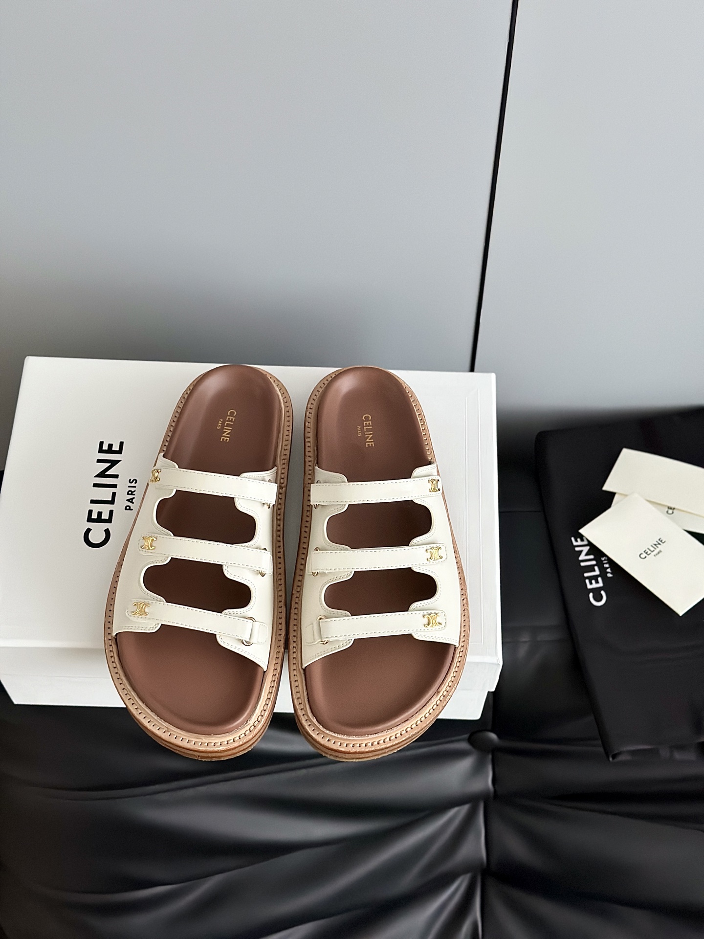 NO:251396,Celin*25ss Spring and Summer Latest Arc de Triomphe sandals, simple, atmospheric and fashionable, unsightly and timeless, is the classic of the fashion circle that never fades away. The retro British style allows you to wear a different temperament. The upper uses imported original cowhide, cowhide inner lining, original mold open sole Size34-42 (34 40 41 42 custom made without return), slippers, celine, slippers, cowhide19860909批 Celin*25ss春夏最新凯旋门厚底凉拖鞋 简约大气时髦 耐看不过时 是时尚圈永不退潮的经典所在,复古的英伦风格,让你穿出不一样的气质 鞋面采用进口原版牛皮,牛皮内里,原版开模大底 Size34-42（34 40 41 42订做不退换）,拖鞋,celine,slippers,cowhide,Women's Shoes