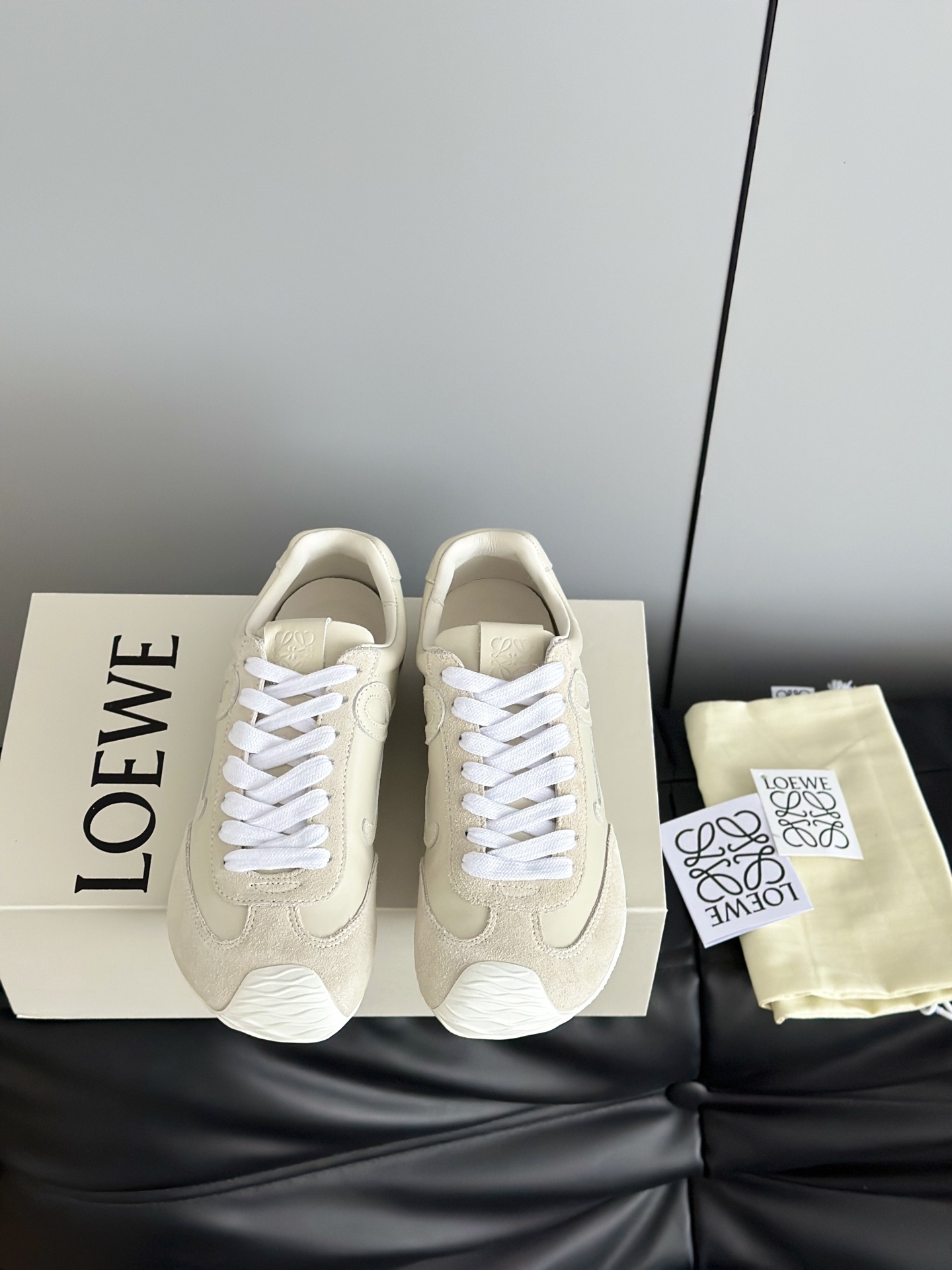 NO:625908,Leather surface LOEW* Loewe 2025 early spring new style | Ballet Runner2.0 new ballet slippers casual sports shoes, super good asymmetric toe shape, super soft, lightweight and flexible sole, new wave texture rubber outsole, extending to the toe, upgraded soft leather lining and footbed to provide maximum comfort  The upper is made of original imported nylon calf leather spliced with suede, the lining is sheepskin, the original molded outsole, the heel has a 3D injection rubber logo, the original plate is fully molded to match the material, and comes with a full set of packaging airplane box Size35-45 (couple model), casual shoes/sports shoes, loewe, loewe, sneakers, cowhide, sheepskin, chamois leather19860909皮面 LOEW*罗意威2025早春新款 | Ballet Runner2.0 新款芭蕾舞鞋休闲运动鞋 超级棒 不对称鞋头造型超柔软,轻便且灵活的鞋底,新的波浪纹理橡胶外底,延伸至鞋头,升级的柔软皮革内衬和鞋床,提供最大舒适感 鞋面采用原版进口尼龙布小牛皮拼接麂皮,内里垫脚绵羊皮,原版开模大底,后跟有3D注塑橡胶logo,原板全开模对版材质 配全套包装飞机盒 Size35-45（情侣款）,休闲鞋/运动鞋,loewe,loewe,sneakers,cowhide,sheepskin,chamois leather,Women's Shoes