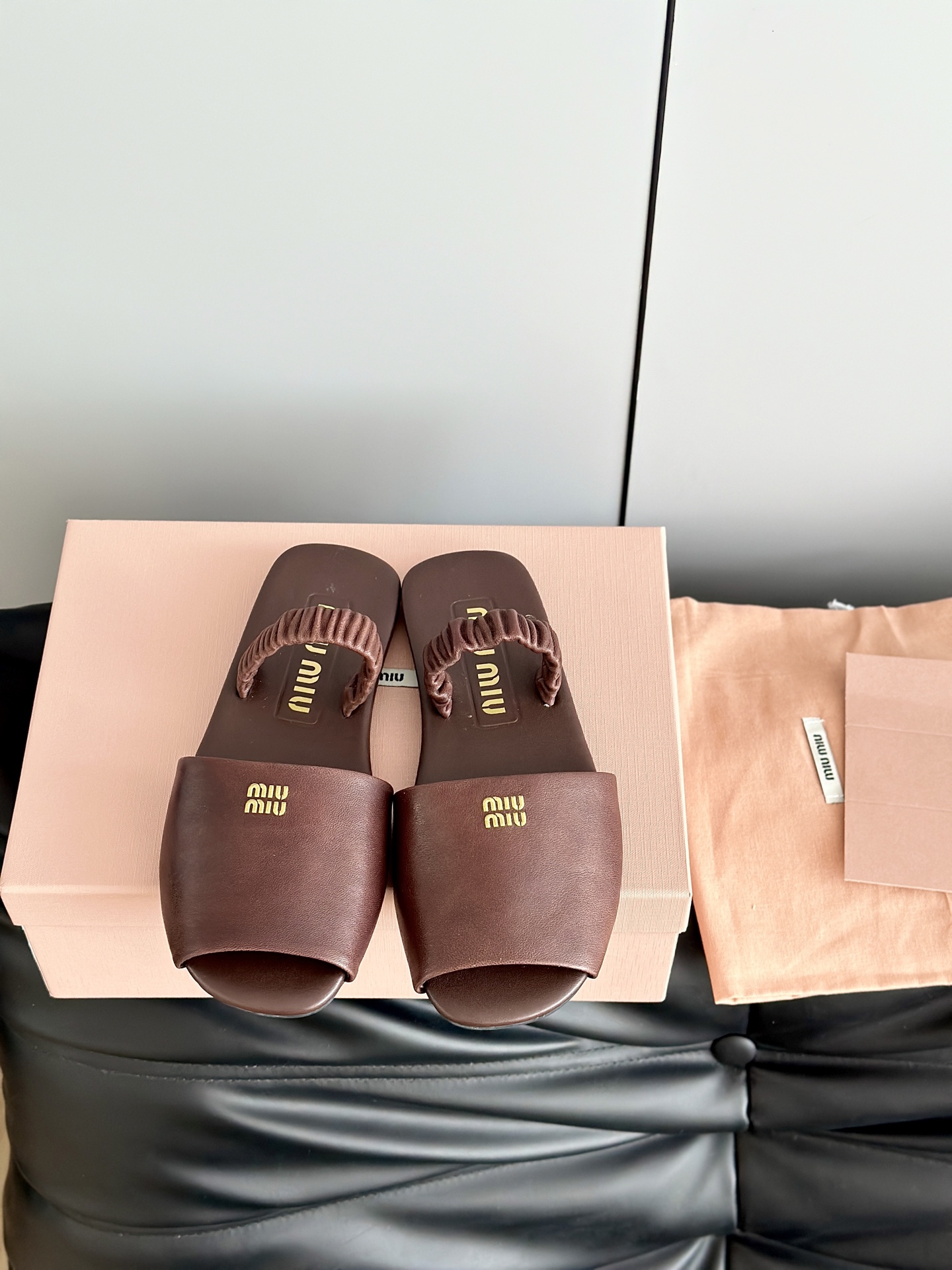 NO:250047,Miumi*25 new product fish mouth two-wear sandals flat sandals. Simple, high-end synonyms. The iconic brand logo is low-key and eye-catching. Easy to adapt to various summer atmospheres. One-step design. Easy and fashionable. It is a must-have item to unlock the lazy and exquisite feeling. The upper is imported sheepskin, imported sheepskin inside, ZP replica outsole. Size35-39 (40 fixed), sandals, miumiu, sandals, sheepskin19860909批 Miumi*25新品鱼嘴两穿凉鞋平底凉鞋 简约即高级的代名词标志性品牌徽标低调又亮眼 轻松适配各种夏日氛围 一脚蹬设计 随性时髦 是解锁慵懒精致感的必备单品 鞋面采用进口羊皮,内里进口羊皮,ZP复刻大底 Size35-39（40定）,凉鞋,miumiu,sandals,sheepskin,Women's Shoes