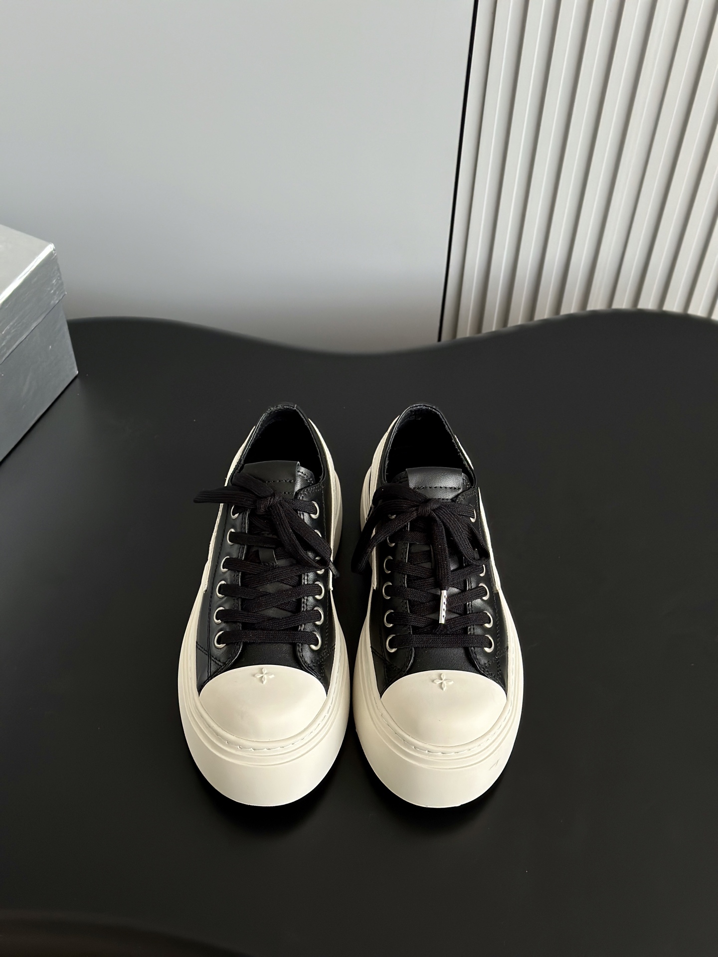 NO:250056,Leather surface SMFK25ss Spring and summer new cross flower big toe thick sole shoes Derby shoes versatile minimalist style national trend, the new work inherits the popular elements of many brands, and is bound to be very popular - canvas casual shoes Super cool, dark and versatile. Made of high-density breathable canvas, equipped with moderately comfortable thick sole, details also ensure that they are safe and easy to move. The upper is made of original imported cowhide/canvas, inner foot pads imported sheepskin, sole original open molded cross flower molded rubber sole 5cm Size: 35-40 (40 custom made without return or exchange), casual shoes/sports shoes, sneakers, cowhide, sheepskin19860909批皮面 SMFK25ss春夏新款十字花大头厚底鞋德比鞋 百搭的极简风国潮,新作继承了诸多品牌制胜的流行元素,势必大热—帆布休闲鞋 超级酷 黑暗百搭 采用高密度透气帆布而成,配有高度适中的舒适厚底,细节还确保穿着稳妥不易移位,鞋面采用原版进口牛皮/帆布,内里垫脚进口羊皮,鞋底原版开模十字花成型橡胶大底 跟高5cm Size:35-40（40定做不退换）,休闲鞋/运动鞋,sneakers,cowhide,sheepskin,Women's Shoes