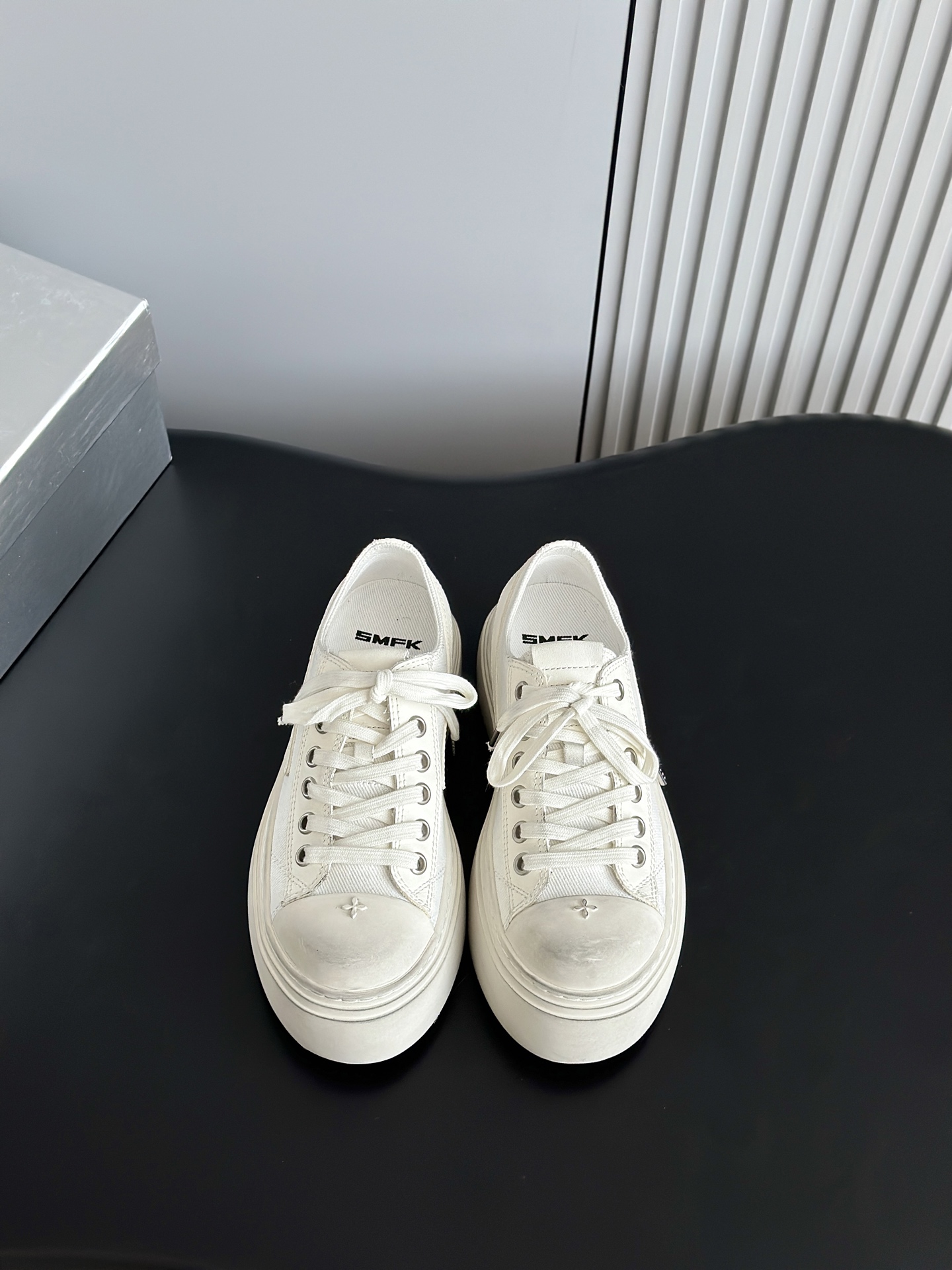 NO:250061,Cloth-plated SMFK25ss Spring and Summer New Cross Flower Big-toe Thick-soled Shoes Derby Shoes A versatile minimalist style national trend. The new work inherits the popular elements of many brands and is bound to be very popular - canvas casual shoes Super cool, dark and versatile. Made of high-density breathable canvas, equipped with a moderately comfortable thick sole, and the details also ensure that they are safe and easy to move. The upper is made of original imported cowhide/canvas, inner foot pads imported sheepskin, sole original open molded cross-shaped rubber sole 5cm Size: 35-40 (40 custom made without return or exchange), casual shoes/sports shoes, sneakers, cowhide, sheepskin19860909批布面 SMFK25ss春夏新款十字花大头厚底鞋德比鞋 百搭的极简风国潮,新作继承了诸多品牌制胜的流行元素,势必大热—帆布休闲鞋 超级酷 黑暗百搭 采用高密度透气帆布而成,配有高度适中的舒适厚底,细节还确保穿着稳妥不易移位,鞋面采用原版进口牛皮/帆布,内里垫脚进口羊皮,鞋底原版开模十字花成型橡胶大底 跟高5cm Size:35-40（40定做不退换）,休闲鞋/运动鞋,sneakers,cowhide,sheepskin,Women's Shoes