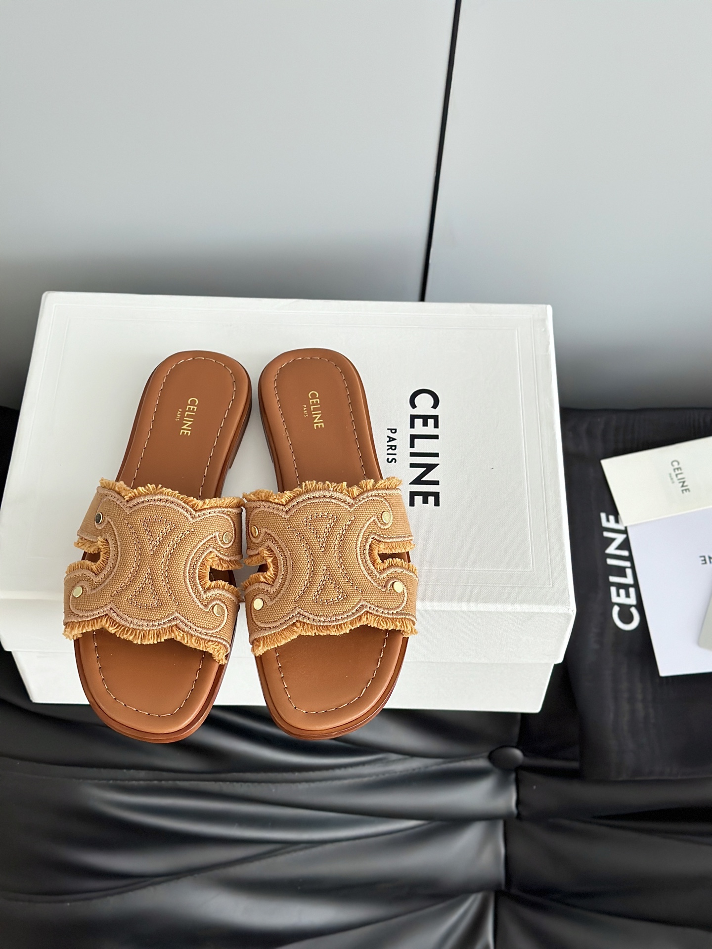 NO:255027,Celin*25 early spring new Arc de Triomphe slippers French brown color is like the warmth of the Left Bank Cafe, classic and charming, easy to adapt to various summer looks. The texture of the fur is unique, worn at barefoot, and the delicate touch spreads from the soles of the feet, fashionable and comfortable. The simple shoe shape is smooth and elegant, and it is inadvertently modified. It is easy to wear at home and on the street, so it is easy to grasp the essence of French lazy. The upper is made of imported denim fabric, inner sheepskin, original Italian leather soles Size35-39 (40, 41 custom made without return or exchange), slippers, celine, slippers, sheepskin, Leather soles19860909批 Celin*25早春新品凯旋门拖鞋 法式咖色像是左岸咖啡馆的暖调,经典又迷人,轻松适配各种夏日look.翻毛皮质感独特,光脚穿,细腻触感从脚底蔓延,时髦 又惬意. 简约鞋型流畅优雅,不经意间修饰脚型.宅家、出街都好穿,轻松拿捏法式慵懒精髓. 鞋面采用进口牛仔面料,内里羊皮里,原版意大利真皮大底 Size35-39（40,41订做不退换）,拖鞋,celine,slippers,sheepskin,Leather soles,Women's Shoes