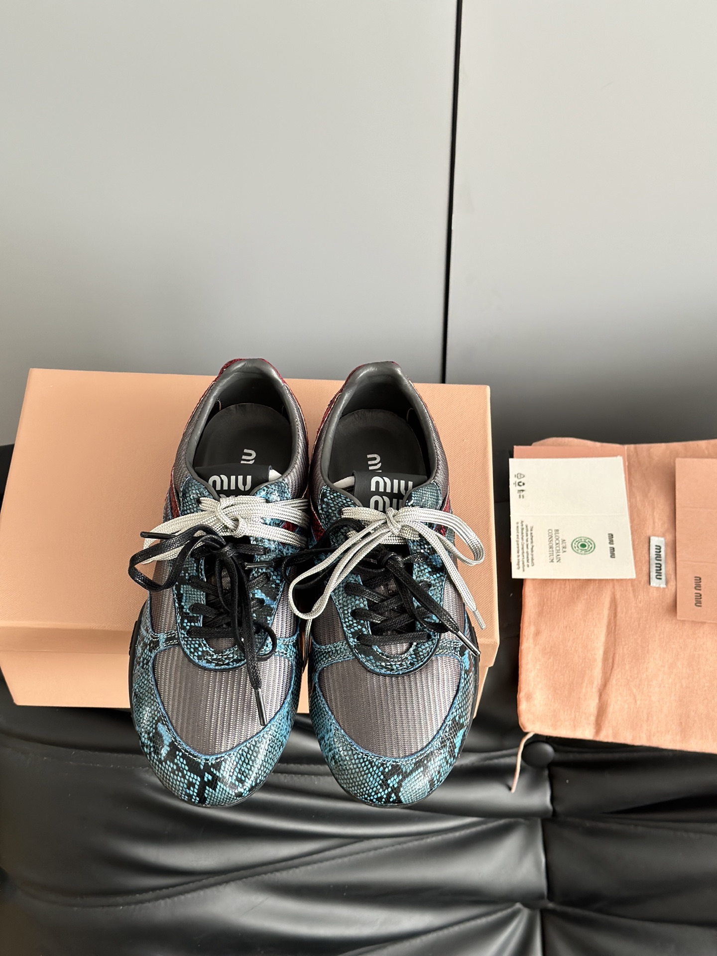 NO:249755,Miumi*25ss new catwalk snake-patterned German training shoes casual sneakers are modeled on classic retro shoe shapes. Textured leather outlines smooth lines. Retro contour metal buckle and shoelace design cleverly blend, breaking the convention, injecting unrestrained soul into the whole, and every step is a casual and fashionable attitude. With the concept of the love at this moment, it is diverse and conveying the modern style~ It looks good no matter how you wear it. This summer's fashionable favorite is the upper. The upper is imported polished cowhide, the inner foot pad is original custom mesh   sheepskin, the original open mold rubber outsole. Size: 35-39 (40.41 custom made without return and exchange), casual shoes/sports shoes, miumiu, sneakers, cowhide, sheepskin19860909批 Miumi*25ss新款走秀款款蛇纹德训鞋休闲运动鞋 以经典复古鞋型为蓝本 质感皮革勾勒流畅线条 复古轮廓金属扣与鞋带设计巧妙融合 打破常规 为整体注入不羁灵魂 每一步都踏出随性又时髦的态度. 与此刻挚爱的概念,多元对撞,传达现代风格~ 怎么穿都好看今夏时髦精最爱 鞋面采用进口擦色牛皮,内里垫脚原版定制网布 羊皮,原版开模橡胶大底 Size:35-39（40.41定做不退换）,休闲鞋/运动鞋,miumiu,sneakers,cowhide,sheepskin,Women's Shoes